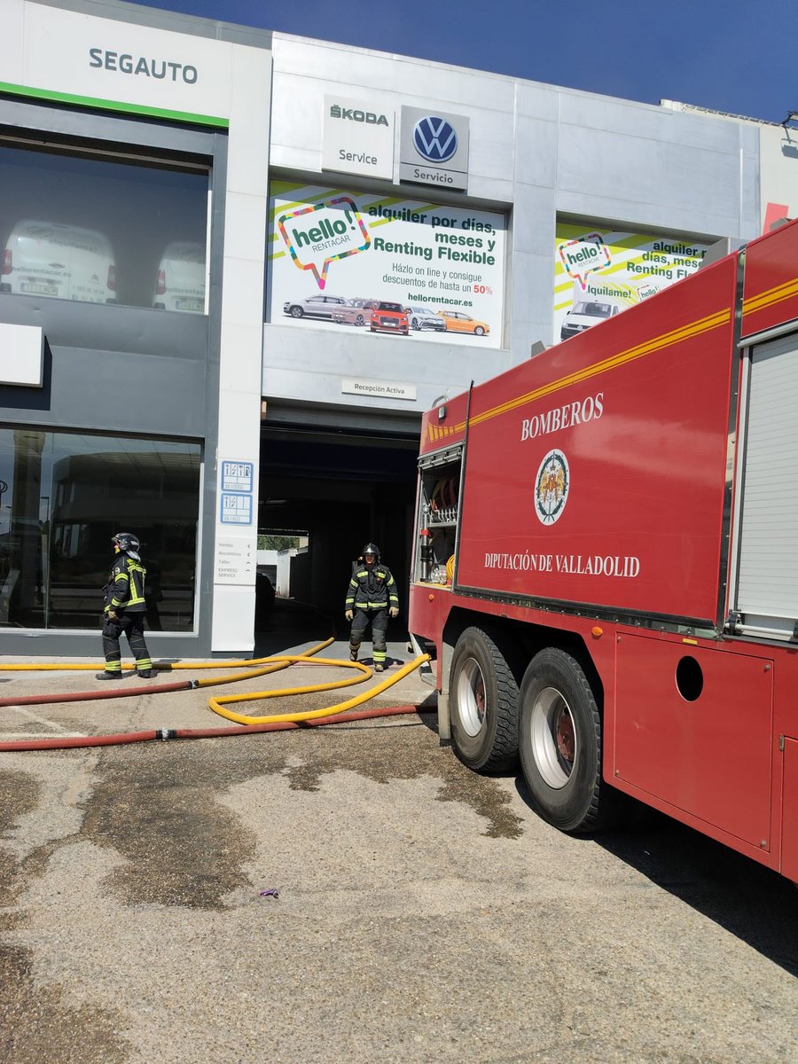 BomberosDip_VLL's tweet photo. 🔥 El presidente @Conrado_Iscar se ha acercado al incendio declarado este mediodía en el concesionario Škoda, en el Camino de Zaratán, para conocer de primera mano la evolución del operativo.

🚒 En las labores de extinción han intervenido 4 dotaciones de Bomberos de la Diputación de Valladolid: 2 del parque de Arroyo de la Encomienda y 2 del parque de Tordesillas.

👨‍🚒 La situación se encuentra controlada.