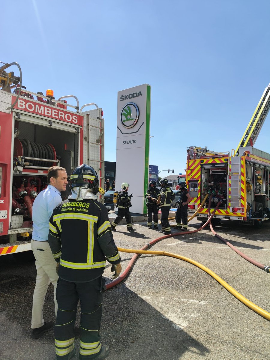 BomberosDip_VLL's tweet photo. 🔥 El presidente @Conrado_Iscar se ha acercado al incendio declarado este mediodía en el concesionario Škoda, en el Camino de Zaratán, para conocer de primera mano la evolución del operativo.

🚒 En las labores de extinción han intervenido 4 dotaciones de Bomberos de la Diputación de Valladolid: 2 del parque de Arroyo de la Encomienda y 2 del parque de Tordesillas.

👨‍🚒 La situación se encuentra controlada.