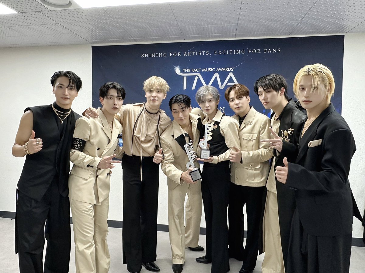ATEEZofficial's tweet photo. [📷] TODAY ATEEZ

에이티니라는 이름이 지어진 곳에서
에이티니 덕분에 올해의 아이콘이 된 오늘❕

에이티니 사랑해🤍🤍

#TODAY_ATEEZ #ATEEZ #에이티즈 https://t.co/LcoHWVfjqr