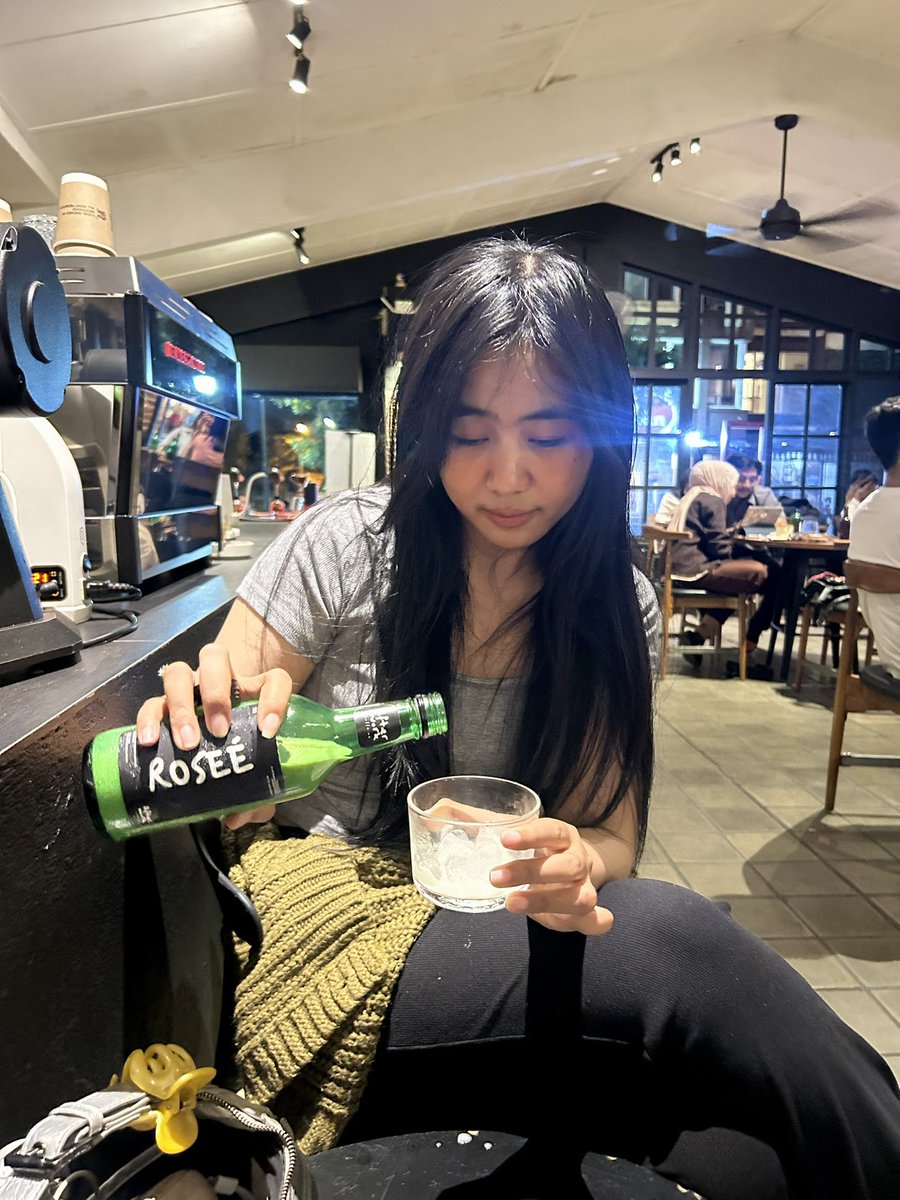 dwsptqum's tweet photo. Mau berapa shot kakak sayang 😆 https://t.co/dAUcQmEg0j