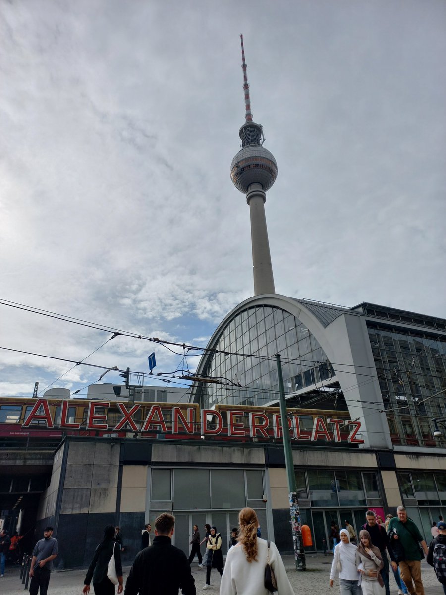 davideracconta's tweet photo. "Hai le borse sotto gli occhi.
Come ti trovi a Berlino Est?" (Cit.)
#alexanderplatz #berlino #berlin https://t.co/iMJXiq9Bix