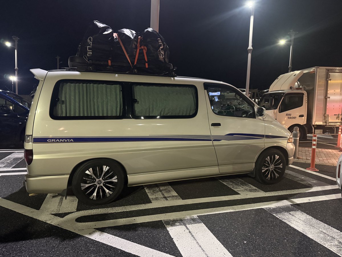 EbisukeCafe's tweet photo. モトコンポ2台を車で運ぶ時。
ガソリン大食いのグランビア(パワーゲート付)30年前の特装車で運びます。古いけど屋根車庫保管で走行3万キロ　90年台の���ンクルプラドと同じエンジン。デカいのでモトコが中で遊んでる。力はある。
しかし税金高いので手放す予定。
売れるのかなー https://t.co/qDXnFUBUWH