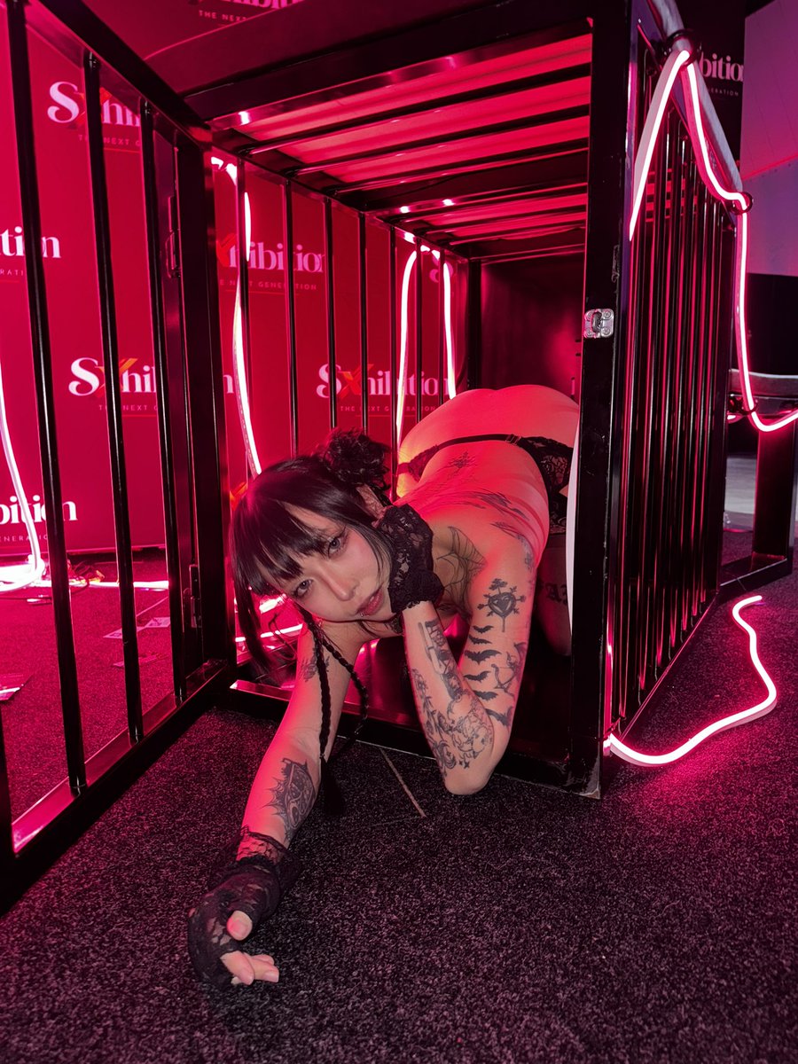 Meltymelt1022's tweet photo. Naked walking at @sxhibitionau ❤️ https://t.co/I384NiHHni
