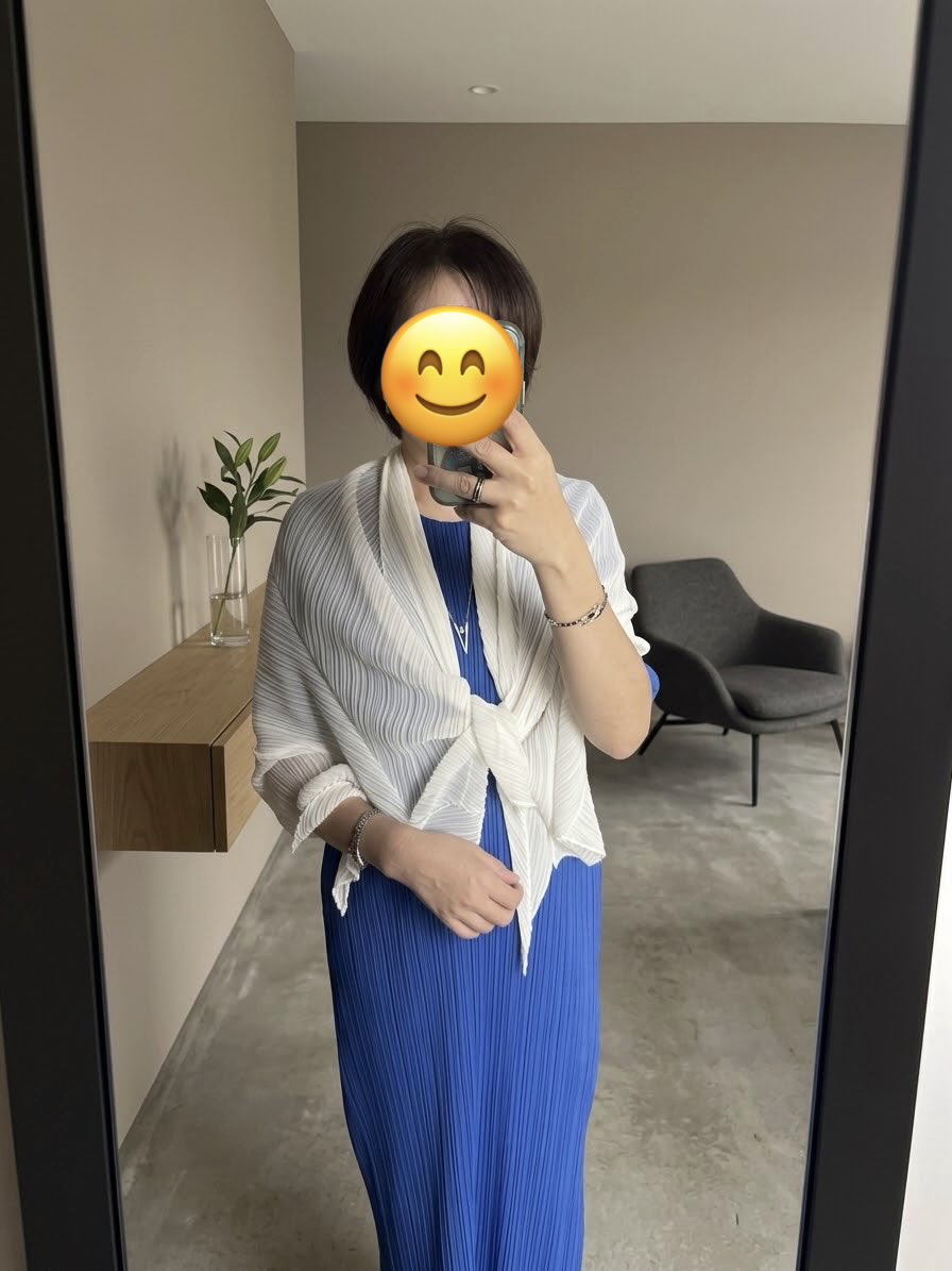 iso_bemaki's tweet photo. 私的ベストオブplplはベーシックスカーフ‼️
ギザギザが多くて最初は失敗したかも？って思ったけど、このギザが変化を与えてくれて肩に掛けるだけでも素敵に見える。
夏は冷房避けに、冬はダウンの襟汚れ防止にと年中大活躍。
シルクと違って洗えるのも気楽に使えて良い🙆‍♀️
丸めると掌サイズになるよ🫲 https://t.co/dzLBf61JrD