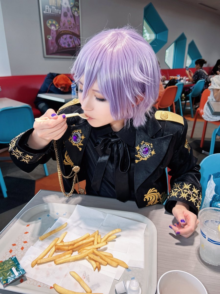 Ray_cos_aka's tweet photo. 初めてエペルくんでインパしてきました🍎

最初お行儀良くポテト食べてたけど、もういいや～となったエペル君を添えて

#Dハロツイステ
#Dハロ仮装2026 https://t.co/OZflAx7FE3