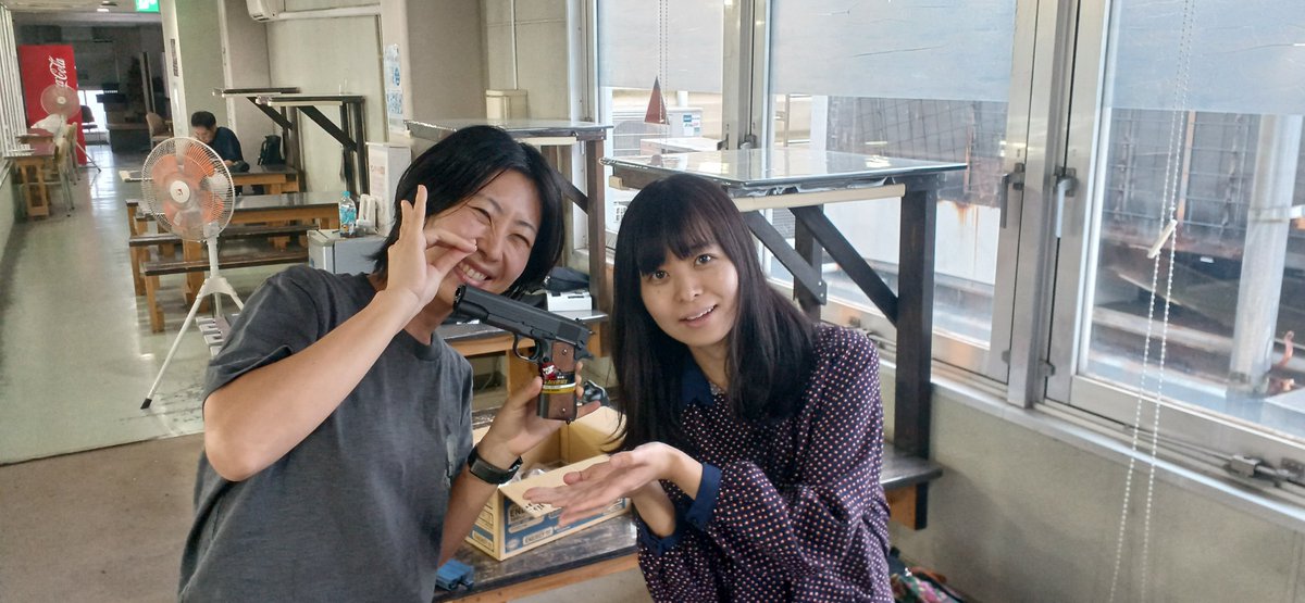 gtfmatida's tweet photo. GTFスプリング全国流通記念✴️
モケイパドックでめさんとのコラボ企画
【でめくまエアコキカスタム塾】
受講生8名、飛びすぎたりした方もいたけれど、無事全員0.25～0.28g弾でフラットに30mレンジの端まで飛ぶようになりました。
たかがバネ一本しか商品のないウチの販売促進イベントを快諾してくれたモケイパドック社長様、超絶スムーズな進行及びクマザワの不親切部分のフォローしてくれたでめさん様、各種補佐していただいたゲロ様、告知・宣伝していただいたパドックスタッフ様、宣伝チラシおいていただいたショップ様、受講してくれた皆様、撮影担当のともチャンプ様、付き合わせちゃったはるみチャンプ様、びっくりするくらい真剣に頑張ってくれた米澤成美様、
みなさま本当にありがとうございました！
このバネは強化スプリングではなく、へたりにくいバネとして大手発条工場と共同開発したものです。なので強化スプリングのデメリットはありません。5年10年ノーメンテでハイスペックを維持できるバネ及びパッキンです。マルイエアコキハンドガン全機種対応ほかクラウンエアリボルバー、エアコキショットガン、ボルトアクションライフルにも使える多用途高性能スプリングです。今後も宣伝、販売促進企画を続けていきたいと思っているので宜しくお願いします。取扱店様での講習や組込みサービスなど、お呼びとあれば即参上いたします。
流通のSFA様、問屋さんを紹介してくれた宮川の親父様、取り扱いしていただいている全てのショップ様に感謝‼️

モケイパドック
こっくり工房
米澤成美
GTFクマザワ

@Kokkuri_WS 
@yonezawanarumi_ 
@PDurakata