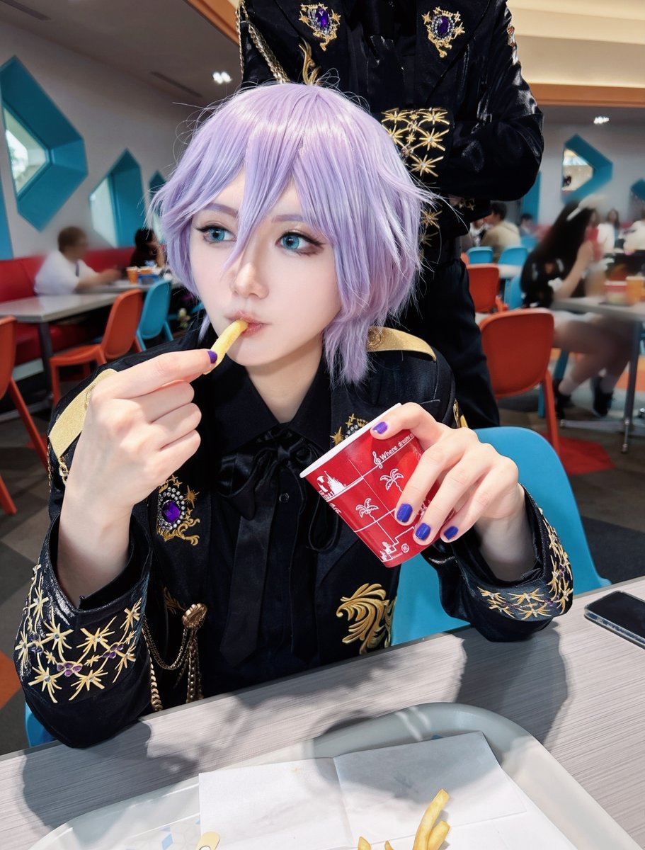 Ray_cos_aka's tweet photo. 初めてエペルくんでインパしてきました🍎

最初お行儀良くポテト食べてたけど、もういいや～となったエペル君を添えて

#Dハロツイステ
#Dハロ仮装2026 https://t.co/OZflAx7FE3