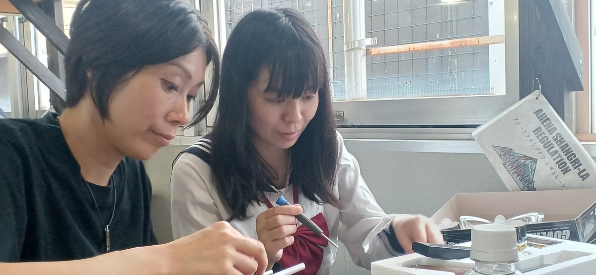 gtfmatida's tweet photo. GTFスプリング全国流通記念✴️
モケイパドックでめさんとのコラボ企画
【でめくまエアコキカスタム塾】
受講生8名、飛びすぎたりした方もいたけれど、無事全員0.25～0.28g弾でフラットに30mレンジの端まで飛ぶようになりました。
たかがバネ一本しか商品のないウチの販売促進イベントを快諾してくれたモケイパドック社長様、超絶スムーズな進行及びクマザワの不親切部分のフォローしてくれたでめさん様、各種補佐していただいたゲロ様、告知・宣伝していただいたパドックスタッフ様、宣伝チラシおいていただいたショップ様、受講してくれた皆様、撮影担当のともチャンプ様、付き合わせちゃったはるみチャンプ様、びっくりするくらい真剣に頑張ってくれた米澤成美様、
みなさま本当にありがとうございました！
このバネは強化スプリングではなく、へたりにくいバネとして大手発条工場と共同開発したものです。なので強化スプリングのデメリットはありません。5年10年ノーメンテでハイスペックを維持できるバネ及びパッキンです。マルイエアコキハンドガン全機種対応ほかクラウンエアリボルバー、エアコキショットガン、ボルトアクションライフルにも使える多用途高性能スプリングです。今後も宣伝、販売促進企画を続けていきたいと思っているので宜しくお願いします。取扱店様での講習や組込みサービスなど、お呼びとあれば即参上いたします。
流通のSFA様、問屋さんを紹介してくれた宮川の親父様、取り扱いしていただいている全てのショップ様に感謝‼️

モケイパドック
こっくり工房
米澤成美
GTFクマザワ

@Kokkuri_WS 
@yonezawanarumi_ 
@PDurakata
