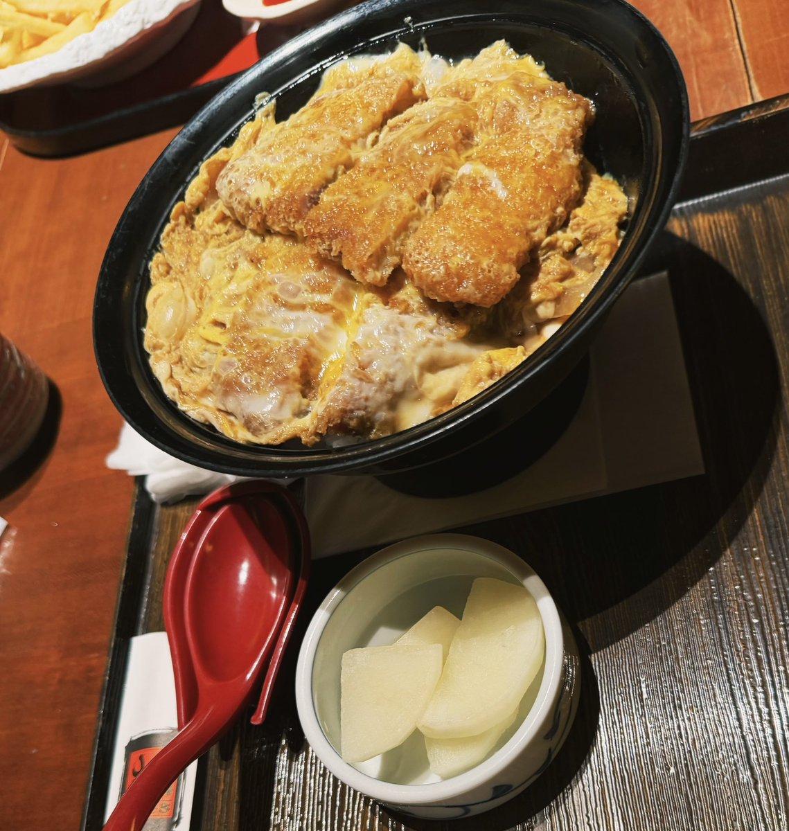 P790kendy's tweet photo. 安定の老舗の味😋

量も多いから普通盛りにしておいた😎

以前どちらも大盛りにして後悔したのよ😇

少食なもんで🥺︎

おつにぎ🤝💕 https://t.co/QOAvNyQN1Z