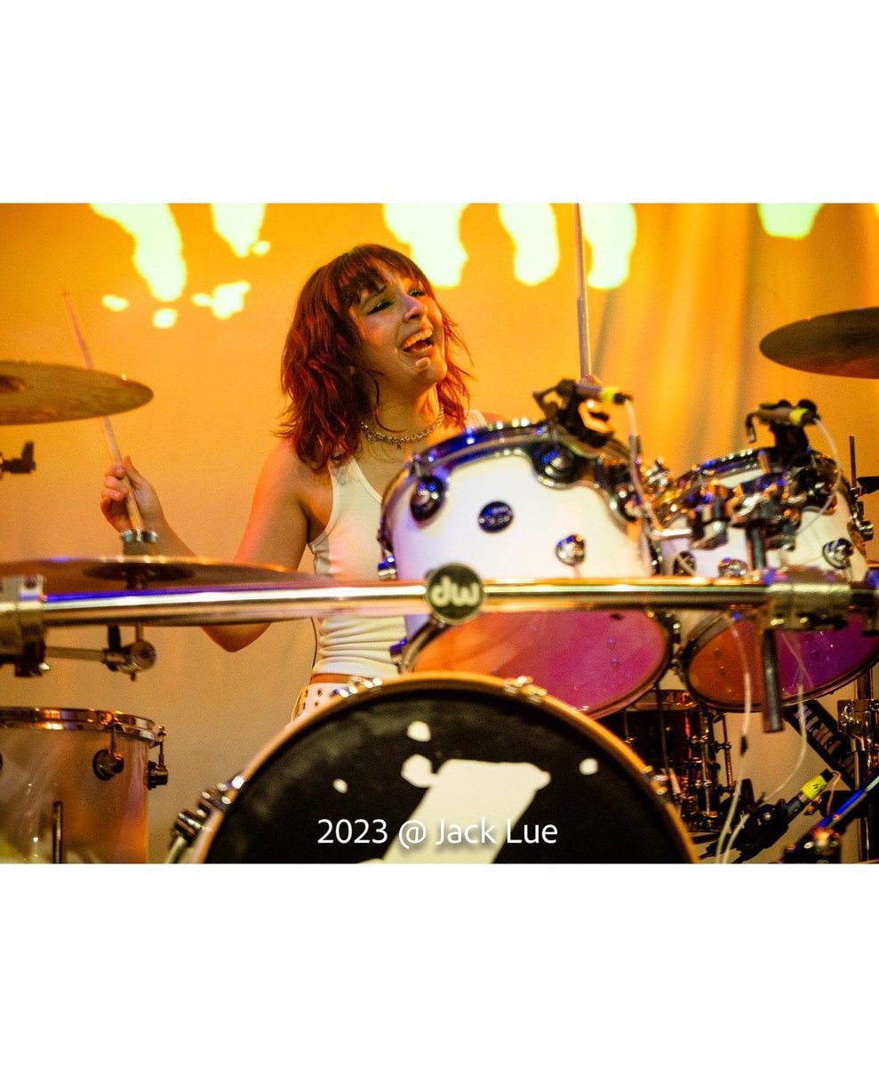thewarning_esp's tweet photo. 🥁Feliz día de la locura. Feliz #PauDay🤪

📸 jacklue

#TWSpain #GirlPower #TheWarning #RockGirls https://t.co/UpVLoBb9R7