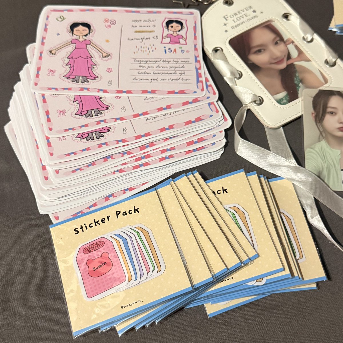 luckyuwoo_'s tweet photo. teddy bear omamori sticker pack + isa stereotype postcard for tomorrow!!! 🧸<3

#STAYC #스테이씨
#STAY_CLOSER #2026_STAYC_FANCON_TOUR 
#STAY_CLOSER_MANILA https://t.co/cUvp79hm7V