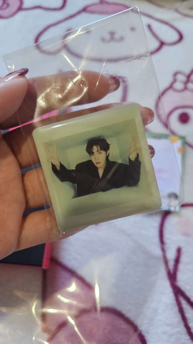 Araujoledyan's tweet photo. Venda/vendo bts

- photo premium tae: 70
- Image picket tae: 70 reservado 
- memories 2019 pc jungkook com pob: 500 contém avaria no pc
- mini pcs: 15 cada ou 80 o set
- message card: 15 cada 
- jack in the box weverse com pob: 130
- jack in the box hope edition com pob: 240 https://t.co/n0kkWIeD2X