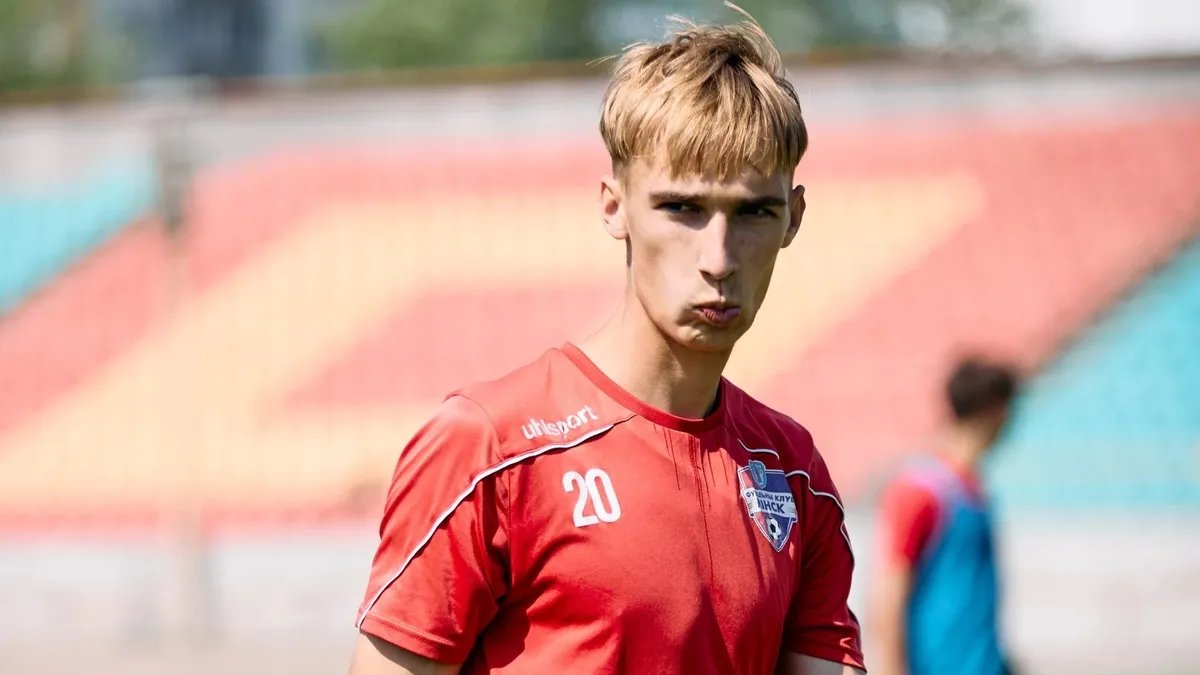 SuleymanSeba__'s tweet photo. Senaryosu film gibi transfer: Zakhar Drachev Beşiktaş’ta! 🎬⚽

Beşiktaş transferde yine çok garip ama heyecan verici bir hamle yaptı!  Belarus'tan 18 yaşındaki orta saha Zakhar Drachev’i sessiz sedasız İstanbul’a getirmişiz..

Olayın kendisi ayrı bir film zaten: Çocuk FC Minsk'te ilk 11 başlayacağı maç öncesi kulübe haber bile vermeden ortadan kaybolmuş. Teknik direktörü "nerede bu çocuk" derken menajeriyle İstanbul uçağına bindiği ortaya çıktı. Kulübüyle sözleşmeyi feshedip ailesiyle buraya yerleşmiş bile..

A takım düzeyinde çıktığı 24 maçta 4 gol 3 asist yapmış, Belarus U19 milli takımı oyuncusu. İlk etapta altyapı/özkaynak düzenine katılacak deniyor. Tutarsa müthiş potansiyel tutmazsa da denemeye değer bir gelecek yatırımı. Bakalım nasıl bir kumaş çıkacak..