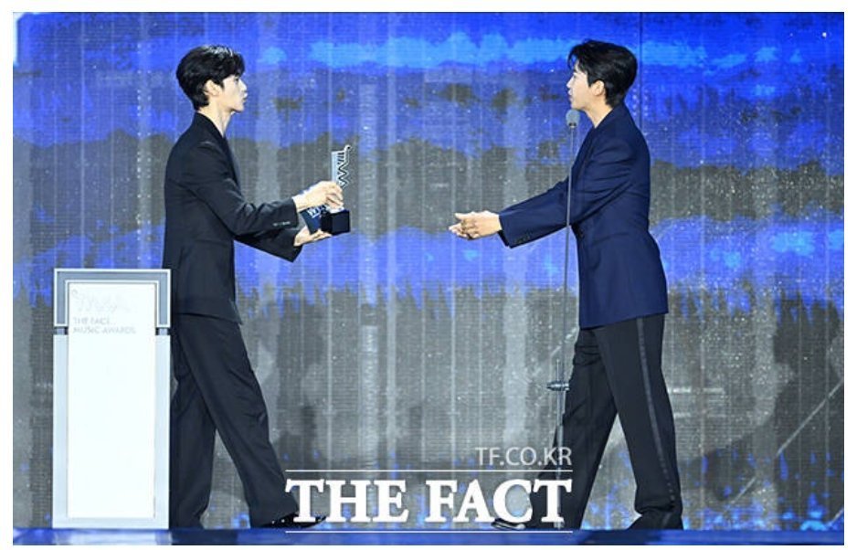 KimSoohyunshiph's tweet photo. TMA really did their job well! 👏❤️ Choosing Kim Soo-hyun as the presenter for the TMA Popularity Award, with Lim Young-woong as the recipient, made this moment even more memorable. Two hugely loved stars sharing the stage! ✨

#KimSooHyun  #2026TMA #KimSooHyunTMA2026 #김수현 https://t.co/5b4fCxk8Y2