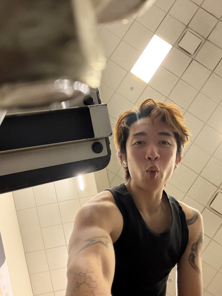 YUNGpH0's tweet photo. POV you’re the ant I accidentally stepped on https://t.co/vhQOCgYCop