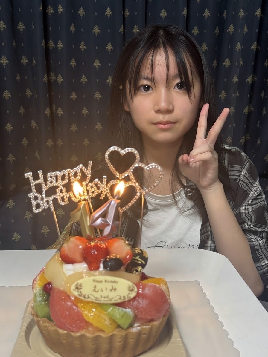 satokokimura's tweet photo. えいみちゃん、14ちゃい！
わたしもママ14ちゃい！

今年は家族で赤坂の韓国料理で、タッカンマリ・ポッサム・チュクミなどなどなどを、倒れるほど食べてきました‼️

帰宅してからケーキ🎂だったんだけど、2時間半の休憩をはさんでなんとか無理やり食べたって感じでした 笑

私からの誕プレはBluetoothヘッドホンでした
聡子画伯のちいかわを入れたカードも添えておきました❤︎

14歳かぁ・・・なんか、どう考えていいかわかんないや
あっという間で何もかも信じられない！
とにかく健康にこのまま大人になってください！
えっいつの間にかおばあちゃんになっちゃったよって言ってる未来が来ますように🙏

えいみちゃん、本当に本当にお誕生日おめでとう🎉🎂🎁