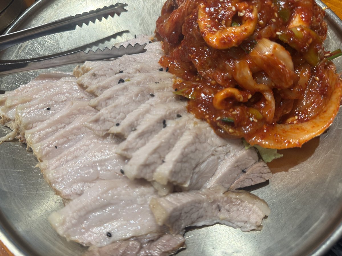 satokokimura's tweet photo. えいみちゃん、14ちゃい！
わたしもママ14ちゃい！

今年は家族で赤坂の韓国料理で、タッカンマリ・ポッサム・チュクミなどなどなどを、倒れるほど食べてきました‼️

帰宅してからケーキ🎂だったんだけど、2時間半の休憩をはさんでなんとか無理やり食べたって感じでした 笑

私からの誕プレはBluetoothヘッドホンでした
聡子画伯のちいかわを入れたカードも添えておきました❤︎

14歳かぁ・・・なんか、どう考えていいかわかんないや
あっという間で何もかも信じられない！
とにかく健康にこのまま大人になってください！
えっいつの間にかおばあちゃんになっちゃったよって言ってる未来が来ますように🙏

えいみちゃん、本当に本当にお誕生日おめでとう🎉🎂🎁