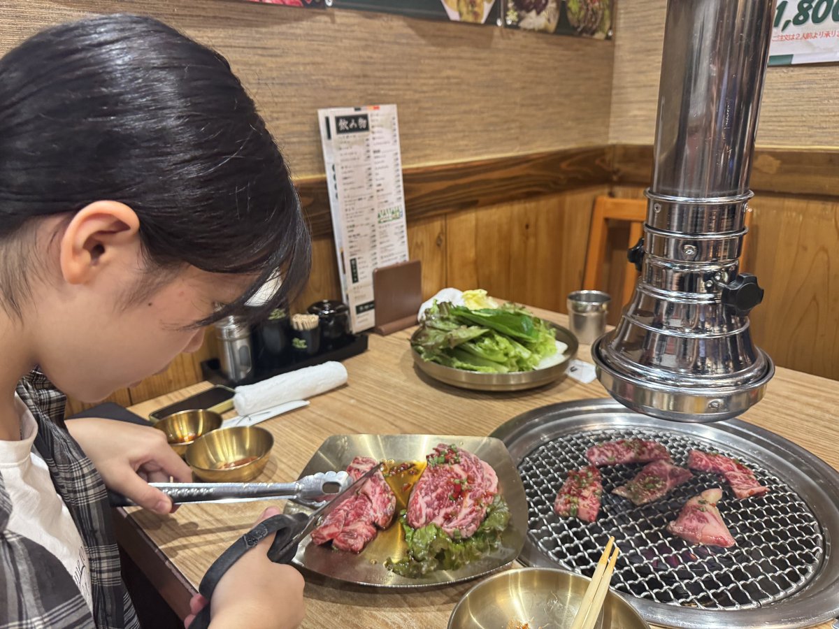 satokokimura's tweet photo. えいみちゃん、14ちゃい！
わたしもママ14ちゃい！

今年は家族で赤坂の韓国料理で、タッカンマリ・ポッサム・チュクミなどなどなどを、倒れるほど食べてきました‼️

帰宅してからケーキ🎂だったんだけど、2時間半の休憩をはさんでなんとか無理やり食べたって感じでした 笑

私からの誕プレはBluetoothヘッドホンでした
聡子画伯のちいかわを入れたカードも添えておきました❤︎

14歳かぁ・・・なんか、どう考えていいかわかんないや
あっという間で何もかも信じられない！
とにかく健康にこのまま大人になってください！
えっいつの間にかおばあちゃんになっちゃったよって言ってる未来が来ますように🙏

えいみちゃん、本当に本当にお誕生日おめでとう🎉🎂🎁