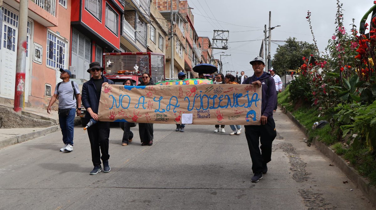 fecode's tweet photo. Nos unimos a nuestra filial, la Asociación Distrital de Trabajadores y Trabajadoras de la Educación @adebogota, en el rechazo contundente a los hechos de violencia ocurridos contra el compañero Andrés Gómez Avellaneda, rector del Colegio Los Comuneros – Oswaldo Guayasamín, líder sindical y asambleísta de la ADE; y la compañera docente Sindy Gisell Jiménez Peñuela, la coordinadora de la IE ubicada en la localidad de Usme.
Fueron atacados por un sujeto, quien intentó romper con violencia el vidrio del vehículo en que se movilizaban, con la intención de agredirlos, justo a la salida del colegio.
Exigimos todas las investigaciones correspondientes. Llamamos a @Mineducacion, la Alcaldía y la Secretaría de Educación de Bogotá aon tomar medidas de protección para el compañero rector, la coordinadora y la comunia educativa. Hacemos énfasis en la urgencia de que la administración distrital cese los discursos que fomentan la estigmatización contra el magisterio y dialogue con la ADE.
Estamos con los docentes afectados, a quienes manifestamos nuestra solidaridad. La comunidad educativa adelantó el día de ayer un plantón con una consigna que agitamos: La escuela es territorio de paz 🕊️