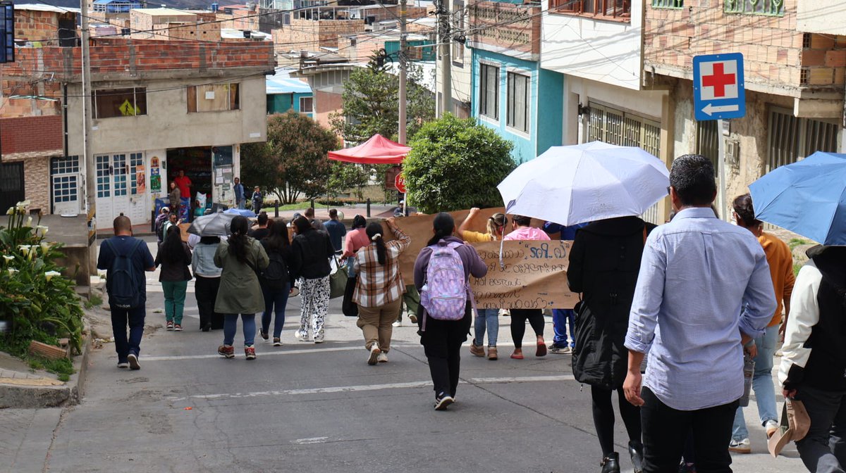 fecode's tweet photo. Nos unimos a nuestra filial, la Asociación Distrital de Trabajadores y Trabajadoras de la Educación @adebogota, en el rechazo contundente a los hechos de violencia ocurridos contra el compañero Andrés Gómez Avellaneda, rector del Colegio Los Comuneros – Oswaldo Guayasamín, líder sindical y asambleísta de la ADE; y la compañera docente Sindy Gisell Jiménez Peñuela, la coordinadora de la IE ubicada en la localidad de Usme.
Fueron atacados por un sujeto, quien intentó romper con violencia el vidrio del vehículo en que se movilizaban, con la intención de agredirlos, justo a la salida del colegio.
Exigimos todas las investigaciones correspondientes. Llamamos a @Mineducacion, la Alcaldía y la Secretaría de Educación de Bogotá aon tomar medidas de protección para el compañero rector, la coordinadora y la comunia educativa. Hacemos énfasis en la urgencia de que la administración distrital cese los discursos que fomentan la estigmatización contra el magisterio y dialogue con la ADE.
Estamos con los docentes afectados, a quienes manifestamos nuestra solidaridad. La comunidad educativa adelantó el día de ayer un plantón con una consigna que agitamos: La escuela es territorio de paz 🕊️