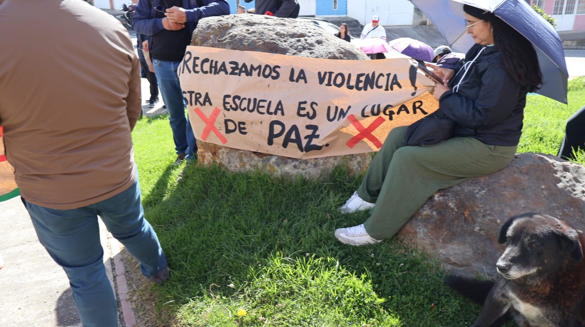 fecode's tweet photo. Nos unimos a nuestra filial, la Asociación Distrital de Trabajadores y Trabajadoras de la Educación @adebogota, en el rechazo contundente a los hechos de violencia ocurridos contra el compañero Andrés Gómez Avellaneda, rector del Colegio Los Comuneros – Oswaldo Guayasamín, líder sindical y asambleísta de la ADE; y la compañera docente Sindy Gisell Jiménez Peñuela, la coordinadora de la IE ubicada en la localidad de Usme.
Fueron atacados por un sujeto, quien intentó romper con violencia el vidrio del vehículo en que se movilizaban, con la intención de agredirlos, justo a la salida del colegio.
Exigimos todas las investigaciones correspondientes. Llamamos a @Mineducacion, la Alcaldía y la Secretaría de Educación de Bogotá aon tomar medidas de protección para el compañero rector, la coordinadora y la comunia educativa. Hacemos énfasis en la urgencia de que la administración distrital cese los discursos que fomentan la estigmatización contra el magisterio y dialogue con la ADE.
Estamos con los docentes afectados, a quienes manifestamos nuestra solidaridad. La comunidad educativa adelantó el día de ayer un plantón con una consigna que agitamos: La escuela es territorio de paz 🕊️