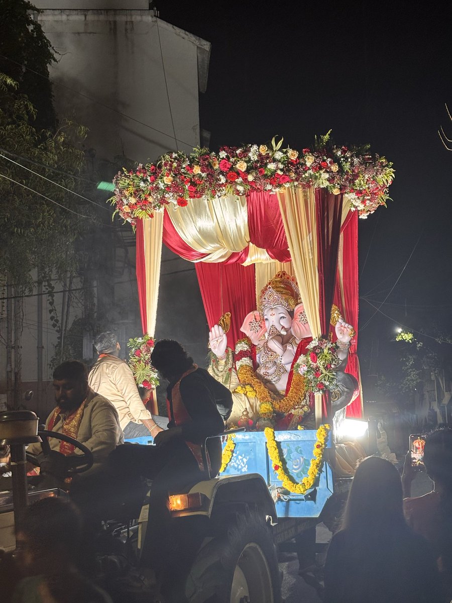 Whateverrr27's tweet photo. Was bored, called my neighbour, we were supposed to just go and drink chai.

Now we’ve spent 500 and saw the most craziest thing lol

HSR is crazy😭😭 https://t.co/fIMsjoFtNP
