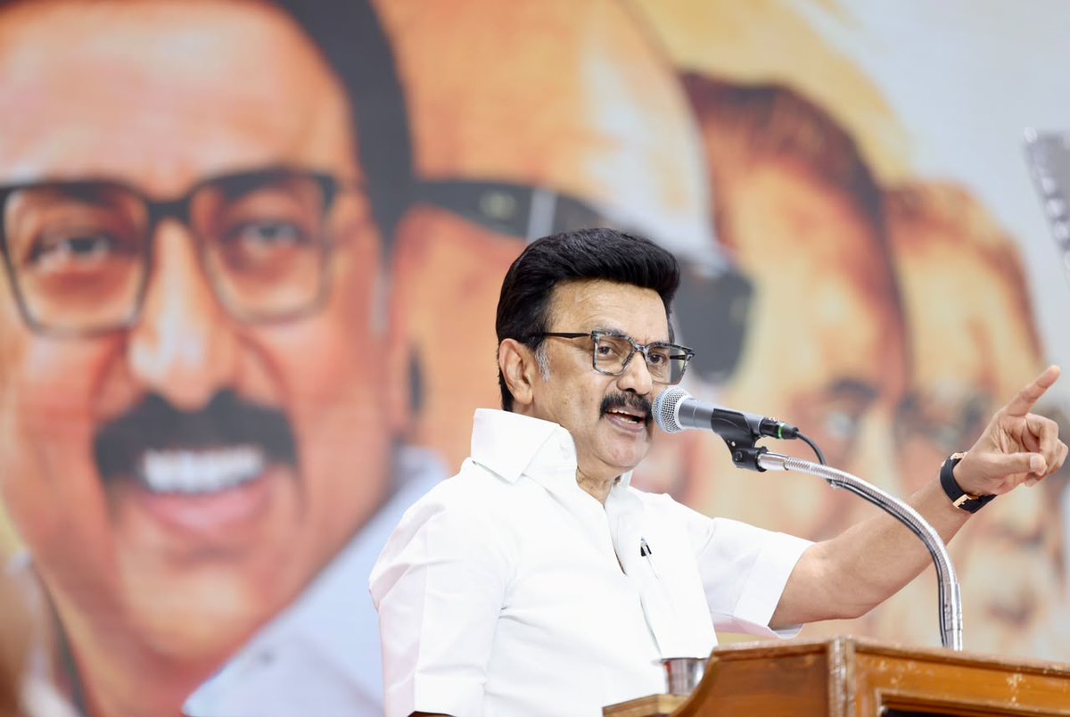 dmk_youthwing's tweet photo. இயக்கமும் கொள்கையும்தான் பெரிது என்று நினைப்பவர்கள் உடன்பிறப்புகள்; நாங்கள் வட்டியும் முதலுமாகத் திருப்பித் தரும் நேரம் விரைவில் வரும்!

இன்று (19-09-2026), சென்னை – அண்ணா அறிவாலயத்தில் உள்ள கலைஞர் அரங்கில் நடைபெற்ற #கழக_முப்பெரும்_விழா-வில், கழகத் தலைவர் @mkstalin அவர்கள் ஆற்றிய உரையின் விவரம் வருமாறு:

பகுத்தறிவுப் பகலவன் தந்தை பெரியாரின் பிறந்த நாள், பேரறிஞர் அண்ணாவின் பிறந்த நாள், அறிவியக்கமாம் திராவிட முன்னேற்றக் கழகம் உதயமான நாள் - இந்த மூன்றையும் இணைத்து, முப்பெரும் விழாவாகக் கொண்டாடி, ஒவ்வொரு ஆண்டும் செப்டம்பர் மாதத்தையே நாம் ‘திராவிட மாதமாக’க் கொண்டாடிக் கொண்டிருக்கிறோம்!

கடந்த 15-ஆம் தேதி நடைபெறவிருந்த இந்த விழா, திடீரென்று எனக்கு ஏற்பட்ட காய்ச்சல் காரணமாக ஒத்திவைக்கப்பட்டு இன்றைக்கு நடந்து கொண்டிருக்கிறது. மருத்துவர்கள் என்னை இன்னும் சில நாட்கள் ஓய்வில் இருக்க வேண்டும் என்று சொன்னார்கள். ஆனால், எனக்கு மனசு கேட்கவில்லை. அதனால் தான், தந்தை பெரியார் பிறந்தநாளன்றே அய்யாவின் சிலைக்கு மாலை அணிவித்துவிட்டு, சமூகநீதி நாள் உறுதிமொழி எடுத்தேன். இன்று இந்த முப்பெரும் விழாவுக்கும் வந்திருக்கிறேன்.

தலைவர் கலைஞர் தொடங்கி வைத்த இந்த முப்பெரும் விழாக் கொண்டாட்டத்தில், கழகத்திற்காக உழைத்த தீரர்களுக்கு தொடர்ந்து விருதுகளை வழங்கி வருகிறோம். அந்த வகையில், இந்த ஆண்டுக்கான விருதுகளைப் பெற்றுள்ளவர்களின் சிறப்புகளை, அவர்கள் ஆற்றியிருக்கும் அரும்பணிகளை, தியாகப் பணிகளை இங்கு ஒளிபரப்பப்பட்ட வீடியோவில் நீங்கள் பார்த்தீர்கள்.

தந்தை பெரியார் விருதைப் பெற்றுள்ள அண்ணன் கு. செல்லப்பா அவர்கள் – இந்தித் திணிப்பு எதிர்ப்புப் போராட்டத்தின் போது கைதாகி, 81 நாட்கள் சிறையில் இருந்த பெருமைக்குரியவர்.

பேரறிஞர் அண்ணா விருதைப் பெற்றுள்ள சேலம் ஜி.கே. சுபாஷ் அவர்கள் – தலைவர் கலைஞர் அவர்களே, “அவரை சுபாஷ் என்று சொல்வதைவிட “சபாஷ்” என்றுதான் பாராட்டுவேன்” என்று சொல்லியிருக்கிறார்!

தலைவர் கலைஞர் விருதை என்னுடைய அருமைச் சகோதரர் திருச்சி சிவா பெற்றிருக்கிறார். மிசா சிறைவாசம் முதல், இளைஞரணி தொடங்கி இன்றுவரை என்னுடன் பயணித்துக் கொண்டிருப்பவர். இன்னும் சொல்ல வேண்டும் என்றால், நம்முடைய உடன்பிறப்புகள் எல்லாம் என்னை அன்போடு, பாசத்தோடு “தளபதி, தளபதி” என்று அழைக்கிறீர்களே, அதை முதன்முதலில் எனக்கு சூட்டியவரே அவர்தான்.

பாவேந்தர் பாரதிதாசன் விருதைப் பெற்றுள்ள டாக்டர் கனிமொழி என்.வி.என். சோமு அவர்கள் – மூன்றாவது தலைமுறையாகக் கழகத்திற்குத் தொண்டாற்றும் குடும்பத்தைச் சேர்ந்தவர். விபத்தில் சிக்கி மறைந்த நம்முடைய ஆருயிர் அண்ணன் என்.வி.என். சோமு அவர்களுடைய அருமை மகள்.

பேராசிரியர் விருதைப் பெற்றுள்ள மிசா அகமது தம்பி அவர்கள் – அவருடைய பெயரிலேயே 'மிசா'வைத் தாங்கி, அரை நூற்றாண்டுக்கும் மேலாகக் கழகத்தின் வளர்ச்சிக்காகத் தன்னை அர்ப்பணித்து பணியாற்றிக் கொண்டுள்ள தியாகி!

மு.க. ஸ்டாலின் விருதைப் பெற்றுள்ள தம்பி இளையராஜா அவர்கள் – ஒடுக்கப்பட்ட சமூகத்திலிருந்து உழைப்பால் உயர்ந்து, இளைஞர்களைக் கழகத்தை நோக்கி ஈர்த்து வரும் ஆற்றலைக் கொண்டிருப்பவர்!

என்மீது பெருத்த நம்பிக்கையோடு என்னை ஊக்குவித்து உற்சாகப்படுத்திய எனக்கு ஒரு அரசியல் ஆசானாகவே விளங்கிய நம்முடைய அன்புக்குரிய முரசொலி செல்வம் விருதைப் பெற்றுள்ள மூத்த ஊடகவியலாளர் ப. திருமாவேலன் அவர்கள் – தனது கூர்மையான எழுத்துக்களால் திராவிட இயக்கத்தின் வரலாற்றையும், தியாகத்தையும், தேவையையும் இளைஞர்களிடம் கொண்டு சேர்ப்பவர்.

இவர்கள் அனைவருக்கும் தலைமைக் கழகத்தின் சார்பாகவும், கழக உடன்பிறப்புகளான உங்கள் சார்பாகவும் என்னுடைய வாழ்த்துகள், பாராட்டுகள்! இந்த விழாவைச் சிறப்பாக ஏற்பாடு செய்து, இதை வெற்றிகரமாக நடத்திக்காட்டியிருக்கும் நம்முடைய அருமை மாவட்டக் கழகச் செயலாளர் தம்பி சிற்றரசு அவர்களுக்கும் என்னுடைய பாராட்டுகள். அவருக்கு துணை நின்ற அத்தனை தோழர்களுக்கும் என்னுடைய வாழ்த்துகள்!

இப்படிப்பட்ட விருதுகளைப் பெறத் தகுதியுள்ள லட்சக்கணக்கான தொண்டர்களைப் பெற்றுள்ள இயக்கம்தான் நம்முடைய திராவிட முன்னேற்றக் கழகம்!

ஒரு இயக்கம் 75 ஆண்டுகள் நிலைத்து நிற்பது சாதாரண சாதனை கிடையாது! 75 ஆண்டுகளுக்குப் பிறகும், அதே கம்பீரத்தோடு காட்சி அளிப்பதும் சாதாரண சாதனை கிடையாது! இந்தச் சாதனை யாரால் வந்தது? விருது பெற்ற இவர்களைப் போன்றவர்களால் வந்தது! இந்த அரங்கத்தில் கூடியிருக்கும் உங்களைப் போன்றவர்களால் வந்தது!

அதுமட்டுமல்ல, அறிவாலயத்திற்குக்கூட வராமல், ஒவ்வொரு ஊரிலும், ஒவ்வொரு கிராமத்திலும், ஒவ்வொரு தெருவிலும், ஒவ்வொரு வீட்டிலும் கழகத்தை வளர்த்துக் கொண்டிருக்கும் நமது தீரமிக்க உடன்பிறப்புகளால் இந்தச் சாதனை வந்தது! அவர்களால்தான் நான் வாழ்கிறேன்! அவர்களை நம்பித்தான் நான் வாழ்கிறேன்! அவர்கள் இருக்கிறார்கள் என்ற மன உறுதியில்தான் நான் செயல்பட்டுக் கொண்டிருக்கிறேன்!

என்னைத் தலைவராக்கியது யார்? உடன்பிறப்புகளான நீங்கள்! என்னை முதலமைச்சர் பதவி வரைக்கும் உயர்த்தி அழகு பார்த்தது யார்? கழக உடன்பிறப்புகளான நீங்களும், தமிழ்நாட்டு மக்களும்தான்! தலைவர் கலைஞரின் உயிரினும் மேலான அத்தனை உடன்பிறப்புகளுக்கும் இந்த நேரத்தில் என் முப்பெரும் விழா வாழ்த்துகளைத் தெரிவித்துக் கொள்கிறேன்!

இந்த இயக்கத்திற்கு கொள்கையும் லட்சியமும்தான் முக்கியம். நாம் பார்க்காத வெற்றியும் இல்லை; நாம் பார்க்காத தோல்வியும் இல்லை! இன்னும் சொல்லப்போனால், இந்தத் தேர்தலில் அதிகத் தொகுதிகளைக் கைப்பற்றிய கட்சிக்கும் நமக்கும் வித்தியாசம் என்ன? 17 லட்சம் வாக்குகள் தான். எதிரி யார் என்று சரியாகக் கணித்துப் பணியாற்றியிருந்தால், இந்தத் தோல்வியே ஏற்பட்டிருக்காது!

ஆட்சி அமைத்துள்ள கட்சிக்கு, பெரும்பான்மைக்குத் தேவையான இடங்கள்கூடக் கிடைக்கவில்லை. ஆனால், ஏதோ பெரிய அலை அடித்தது போலவும், தமிழ்நாடே அவர்களின் வருகைக்காகக் காத்திருந்தது போலவும் 'இமேஜ் பில்டப்' செய்து கொண்டிருக்கிறார்கள். உண்மையில், அவர்களின் ஆட்சி நடப்பதே நம் கூட்டணியில் வென்ற கட்சிகளின் ஆதரவோடுதான். ஆனால், ஆதரவு தந்த அந்தக் கட்சிகளையும் நம்பாமல், குதிரை பேரம் நடத்திக் கொண்டிருப்பதுதான் ஆளுங்கட்சியின் லட்சணம்!

இப்படியொரு பலவீனமான ஆட்சியை அமைத்துள்ள ஒரு கட்சி என்ன செய்ய வேண்டும்? நியாயமாக, மக்கள் நலத்திட்டங்களைச் செய்து நல்ல பெயர் வாங்கப் பார்க்க வேண்டும். ஆனால் அதையா செய்கிறார்கள்? இப்போது ஆளும் த.வெ.க. அரசின் வேலை என்ன? நம் திராவிட மாடல் ஆட்சியில் கொண்டு வந்த திட்டங்களை நிறுத்துவது; இல்லை என்றால் பெயரை மாற்றி ஸ்டிக்கர் ஒட்டுவது. இதுதான் மாற்றமா?

முதலமைச்சரைப் பொறுத்தவரை, தினமும் 'ஷூட்டிங் மூட்'-இல் தான் இருக்கிறார். சினிமாவில் நடிப்பதை நிறுத்திவிட்டேன் என்று கூறிவிட்டு, யார் இயக்குனர், யார் கேமராமேன் என்று சொல்லாமல் இப்போது மக்கள் முன்னாடி நடித்துக் கொண்டிருக்கிறார். முதலில் பஞ்ச் டயலாக், இப்போது ஃபாரின் ஷூட்டிங்! எல்லாமே 'ரீல்ஸ்'தான்!

பரந்தூர் விமான நிலையத் திட்டத்தை ரத்து செய்ததன் மூலமாக, தமிழ்நாட்டின் வளர்ச்சியை சற்றேறக்குறைய 25 ஆண்டு காலம் பின்னுக்குத் தள்ளிவிட்டார்கள்! இதுவே நம் திராவிட மாடல் ஆட்சி தொடர்ந்திருந்தால், இந்நேரம் மகளிருக்கு உரிமைத் தொகையாக 2,000 ரூபாய் கிடைத்திருக்கும்! அனைத்துக் குடும்பங்களுக்கும் 8,000 ரூபாய் இல்லத்தரசி கூப்பன் கிடைத்திருக்கும்! 25 லட்சம் உழவர்களுக்குப் புதிய மின்சார மோட்டார்கள் வழங்கியிருப்போம்!

ஆனால், மக்களுக்கு உதவாத இந்த உதவாக்கரை ஆட்சியில் என்ன நடக்கிறது? நான்கு மாதங்களுக்கு முன்னால் அரிசி, பருப்பு, சர்க்கரை எல்லாம் என்ன விலைக்கு விற்றன... இன்று என்ன விலைக்கு விற்கின்றன? விலைவாசி உயர்வே இந்த ஆட்சியின் லட்சணத்தைச் சொல்லப் போதும்! நம் ஆட்சியில் தமிழ்நாடு பொருளாதார வளர்ச்சியில் முதலிடத்தில் இருந்தது; ஆனால், இந்தத் த.வெ.க. ஆட்சியில் விலைவாசி உயர்வில் முதன்மை மாநிலமாக ஆகப்போகிறோம்!

முதலமைச்சரைப் பொறுத்தவரைக்கும், அவரது குறைகளை, அவர் நடத்திக் கொண்டிருக்கும் துக்ளக் தர்பாரை மக்கள் பேசக்கூடாது என்பதற்காக அமைச்சரவை முதல் ஊடகங்கள் வரை டைவர்ஷன் செய்து கொண்டிருக்கிறார்கள். அதிலும், இப்போது நாட்டிற்கு அவசியமான செய்தி என்ன தெரியுமா? "முதலமைச்சர் இன்று கோட் போட்டார்", "வெள்ளிக்கிழமையா... பட்டு வேட்டி – பட்டு சட்டை!", "நெற்றியில் என்ன நிறப் பொட்டு?", "கையில் என்ன கயிறு?", "ஜோசியர் இன்று என்ன சொல்லியிருக்கிறார்?" - இதுதான் இன்றைக்குச் செய்திகளாகிவிட்டன. முதலமைச்சரும் 'இதைச் செய்தாலே போதும்' என்ற மனநிலையில்தான் இருக்கிறார்.

இந்தியாவிலேயே இரட்டை இலக்க வளர்ச்சி, கல்வியில் சிறந்த தமிழ்நாடு, முதலீட்டாளர்களின் முதல் முகவரி தமிழ்நாடு, டிரில்லியன் டாலர் பொருளாதாரம், இந்தியாவிலேயே எந்த மாநிலத்திலும் இல்லாத 'நான் முதல்வன்', 'புதுமைப் பெண்', 'தமிழ்ப் புதல்வன்' என்று பேசப்பட்ட நாட்டில்... அவை எல்லாவற்றையும் பின்னுக்குத் தள்ளி கோட்-சூட், வேட்டி, சட்டை, காலால் நடந்தார், கையால் சைகை செய்தார், வாயால் சாப்பிட்டார் என்றுதான் செய்திகள் வருகின்றன; அதைத்தான் டிரெண்டும் செய்கிறார்கள்! இதையெல்லாம் பார்ப்பதற்கே மிகவும் அருவருப்பாக - அசிங்கமாக இருக்கிறது!

அவரின் பாணியிலேயே சொல்ல வேண்டும் என்றால், த.வெ.க. ஆட்சியில் இரண்டே இரண்டுக்கு நடுவில்தான் போட்டியே... ஒன்று மின்வெட்டு! இன்னொன்று அரிவாள் வெட்டு! இப்படித்தானே ஆக்சன் செய்வார். எது அதிகம் என்பதுதான் போட்டியே! பட்டப்பகலில் கொலைகள், துப்பாக்கிச் சூடுகள், ஆளுங்கட்சியினரே போதைப்பொருட்களை விற்பனை செய்வது, பாலியல் வன்கொடுமைகளில் ஈடுபடுவது என குற்றவாளிகளின் வேட்டைக்காடாகத் தமிழ்நாடு மாறியிருக்கிறது. த.வெ.க. ஆட்சியில் சட்டமும் இல்லை, ஒழுங்கும் இல்லை! ஆனால், முதலமைச்சராக இருப்பவருக்கு இதைப் பற்றியெல்லாம் துளிகூடக் கவலையே இல்லை.

ஏமாறுபவர்கள் இருக்கும் வரை, இப்படி ஏமாற்றுபவர்களும் இருக்கத்தான் செய்வார்கள். ஆனால், இவர்களால் மக்களை எல்லா நாளும் ஏமாற்ற முடியாது!

கடந்த வாரம் முதலீடுகளை ஈர்ப்பதற்காக வெளிநாட்டுக்குப் பயணம் செய்ததாக முதலமைச்சரே சொன்னார். இதற்கு முன்னால் நான் வெளிநாட்டுக்குப் பயணம் செய்தபோது என்ன பேசினார்? "சி.எம். சார்... வெளிநாட்டு முதலீடா? வெளிநாட்டில் முதலீடா?" என்று மேடையில் கத்தினார். அவர் அளவிற்கு நான் இறங்கி வரத் தயாராக இல்லை. இப்போது, நான் அல்ல; தமிழ்நாட்டு மக்கள் அவரைப் பார்த்து, "சி.எம். சார்... இந்தியாவில் இருக்கும் நிறுவனத்திற்கு எதுக்கு லண்டனில் போய் கையெழுத்து போடுகிறீர்கள்?" என்று சத்தமாகக் கேட்கிறார்கள். அதைவிட இன்னொரு பெரிய கொடுமை என்ன தெரியுமா? தொழில்துறை அமைச்சர் இல்லாமல், தொழில்துறை செயலாளர் இல்லாமல் முதலீடுகளை ஈர்க்கப் போயிருக்கிறார் முதலமைச்சர். இதுதான் முதலீடுகளை ஈர்க்கும் லட்சணமா?

அதுமட்டுமல்ல, ரீல்ஸ் வெறி பிடித்த ஆளுங்கட்சியினரால் நூற்றாண்டு புகழ்பெற்ற சட்டமன்றம்கூடத் தனது மாண்பை இழந்து இப்போது நிற்கிறது! நடந்து முடிந்த சட்டமன்றக் கூட்டத்தொடரைப் பார்த்திருப்பீர்கள்; அதை நேரடியாக ஒளிபரப்பு செய்தார்கள். என்ன நடக்கிறது? முதலமைச்சர் சிரிப்பதைப் பார்க்க முடியவில்லை என்று கவலைப்பட்டு, சட்டமன்றப் பேரவையில் ஸ்கிரீன் வைக்கச் சொல்லி ஆளுங்கட்சி எம்.எல்.ஏ.க்கள் கேட்கிறார்கள். இதுதான் நாட்டிற்குத் தேவையா?

சட்டமன்ற எதிர்க்கட்சித் தலைவர் நம்முடைய தம்பி உதயநிதி அவர்கள் கேட்கும் கேள்விகளுக்குப் பதில் சொல்ல முடியாமல், மிசா – சர்க்காரியா கமிஷன் என்று சம்பந்தம் இல்லாமல் பேசி அவதூறுகளைப் பரப்புகிறார்கள்; டைவர்ஷன் செய்கிறார்கள்.

மிசாவைப் பற்றிப் பேசுபவர்களுக்கு நான் சொல்ல விரும்புவது ஒன்றே ஒன்றுதான்:

"என் மிசா கைதை உங்கள் எவனுக்கும் நிரூபிக்க வேண்டிய அவசியம் எனக்கு இல்லை!"

"என்னுடைய தியாகத்திற்கு மதிப்பெண் போட உங்கள் எவனுக்கும் தகுதி கிடையாது!"

என் மிசா வரலாற்றை, அண்ணன் சிட்டிபாபு தனது சிறை டைரியில் பதிவு செய்திருக்கிறார். அதுதான் காலத்தால் அழிக்க முடியாத கல்வெட்டு. அதுமட்டுமல்ல, சிறைச்சாலைச் சித்திரவதைகளைப் பற்றி விசாரிக்க மக்கள் திலகம் எம்.ஜி.ஆர். அவர்கள் அமைத்த இஸ்மாயில் கமிஷனின் அறிக்கை இருக்கிறது. சாட்சி எல்லாம் சென்று சொல்லி இருக்கிறேன். அனைவரும் வந்து சொன்னார்கள். படிக்கத் தெரிந்தவன் அதையெல்லாம் எடுத்துப் படிக்கட்டும்.

வாக்களித்த மக்கள் வாக்குறுதிகளைப் பற்றிக் கேட்டால், அவதூறு பரப்பி ரீல்ஸ் போட்டுக் கொண்டிருக்கிறார்கள். இவர்கள் கட்சிக்கு நியாயமாக 'தமிழக வெற்றிக் கழகம்' என்று இல்லாமல், 'தமிழக ரீல்ஸ் கழகம்' என்றுதான் பெயர் வைத்திருக்க வேண்டும்! தி.மு.க. தந்தது ரியல் ஆட்சி! இவர்கள் நடத்துவது ரீல்ஸ் ஆட்சி!

ஒரு முறை மக்கள் ஏமாந்திருக்கலாம். தொடர்ந்து ஏமாறுவார்கள் என்று நினைத்தால், ஏமாறப்போவது இப்போது இருக்கும் முதலமைச்சர்தான். அவதூறுகளைப் பரப்பி, கொச்சையாகப் பேசி, தி.மு.க.வை அவமானப்படுத்தலாம், பலவீனப்படுத்தலாம் என்று நினைத்துப் பலர் செயல்படுகிறார்கள். இதையெல்லாம் 78 வருடங்களாக நாங்கள் பார்த்துக் கொண்டுதான் இருக்கிறோம். கேட்டுக் கேட்டுப் புளித்துப் போன இந்த அவதூறுகளைப் பரப்பும் எதிரிகள்தான் மாறிக் கொண்டிருக்கிறார்களே தவிர, நாங்கள் உறுதியாக நிலைத்து நின்று கொண்டுதான் இருக்கிறோம். தன்னை விட இயக்கமும் கொள்கையும்தான் பெரிது என்று நினைக்கிறவர்கள்தான் எங்கள் உடன்பிறப்புகள். நாங்கள் வட்டியும் முதலுமாகத் திருப்பித் தர காத்திருக்கிறோம். நேரம் விரைவிலேயே வரும்.

விரைவில் இரண்டு தொகுதி இடைத்தேர்தல் வரப்போகிறது! இது முறையாக வரும் தேர்தலா? இல்லை, திணிக்கப்பட்ட தேர்தல்! எவ்வளவு அகம்பாவம் இருந்தால், வேறு கட்சியில் வெற்றி பெற்ற உறுப்பினர்களை விரலில் வைத்த மை ஈரம் காயவதற்கு முன்னால் ராஜினாமா செய்ய வைத்திருப்பார்கள்? அதுமட்டுமல்ல, வெட்கமே இல்லாமல் இப்போது அவர்களையே தங்களுடைய சின்னத்தில் மீண்டும் நிற்க வைத்திருக்கிறார்கள். கேட்டால் – குதிரை பேரம் இல்லையாம்; தூய ஆட்சியாம்! இதுதான் இவர்களின் மானங்கெட்ட மாற்றமா!

பொதுவாகச் சட்டமன்ற உறுப்பினர் மரணமடைந்தால்தான் இடைத்தேர்தல் வரும். முதல்முறையாக ஜனநாயகம் மரணமடைந்து இடைத்தேர்தல் வருகிறது. இதைத்தான் நம் உடன்பிறப்புகள் ஆட்சியின் தோல்விகளோடு சேர்த்து, இரண்டு தொகுதியிலும் வீடு வீடாகச் சென்று பிரச்சாரம் செய்ய வேண்டும்.

அரசாங்கமே இன்றைக்குச் செயலிழந்து போயிருக்கிறது. காலையில் கூடச் பத்திரிகைகளில் பார்த்திருப்பீர்கள்; ஒரே நாளில் 8 கொலைகள்! அதுவும் மக்கள் நடமாட்டம் இருக்கும் பகுதிகளில். இரட்டைக் கொலைகள், ஆணவக் கொலைகள், லாக்கப் படுகொலைகள், டாஸ்மாக் தகராறு கொலைகள், விநாயகர் சதுர்த்தி ஊர்வலத்தில் கொலைகள் என ஒவ்வொரு நாளும் விடிந்தால் எண்ண முடியாத அளவிற்கு கொலைகள்.

மின்சாரம் இல்லாமல் நடுராத்திரியில் குழந்தைகளோடு மக்கள் போராடுகிறார்கள்! தொழில்கள் எல்லாம் முடங்கிக் கிடக்கின்றன! ஏழை மக்களுக்கு எட்டாத அளவிற்கு விலைவாசி உயர்ந்து, பெண்கள் எல்லாம் வீட்டிற்குத் தேவையான பொருட்களை வாங்கவே பயப்படுகிறார்கள்! வருமானம் போதவில்லை! இவர்கள் சொன்ன 2,500 ரூபாயும் வரவில்லை! பணம் கொடுத்தாலும் ஆவின் பால் கிடைக்கவில்லை! ஒரு மாதமாக டெங்கு காய்ச்சல், வைரஸ் காய்ச்சல் பரவிக் கொண்டிருக்கிறது; 12 பேர் இறந்துவிட்டார்கள். இனிமேல்தான் நடவடிக்கை எடுக்கப் போகிறோம் என்று சொல்கிறார்கள்.

இது எல்லாவற்றையும் கவர்ச்சியால் சரிகட்டலாம் என்று ஆணவத்தோடு இருக்கும் ஒருவர்தான் முதலமைச்சராக இருக்கிறார். ஊடகங்களைச் சந்தித்துப் பதில் சொல்ல மாட்டேன் என்று திமிராக இருக்கிறார். இந்தத் திமிர்த்தனத்திற்கும் ஆணவத்திற்கும் பாடம் புகட்டும் வாய்ப்புதான் இந்த இடைத்தேர்தல்.

அதனால், மதுராந்தகம், தாராபுரம் வாக்காளப் பெருமக்களே! ஆளுங்கட்சிக்குத் தக்க பாடம் புகட்டத் தி.மு.க.விற்கு வாக்களியுங்கள் என்று இந்த முப்பெரும் விழா மேடையில் நின்று கேட்டுக்கொள்கிறேன்.

திராவிட முன்னேற்றக் கழகம் என்னும் பேரியக்கம் காலத்திற்கு ஏற்றாற்போல மாற்றம் கண்டதால்தான் 78 ஆண்டுகளுக்கும் மேலாகத் தி.மு.க. அதே வலிமையோடு இருக்கிறது. அதற்கு இன்னும் வலிமை கூட்டத்தான் கழக மறுசீரமைப்புச் செய்யத் தொடங்கியுள்ளோம். நம்மை மாற்றிக் கொண்டு, மக்களையும் கவர்ச்சியில் இருந்து மாற்ற வேண்டும்.

இன்றைய "Gen Z" இளைஞர்களையும் கவர வேண்டும் என்றால், அவர்களின் மொழியில் பேச வேண்டும். அதுவும் எப்படிப் பேச வேண்டும்? அவர்களின் கைப்பேசியில் போய் சேரும் வகையில் பேசுங்கள்!

கழகப்பணி செய்வோம்! இயக்கம் காப்போம்! தமிழ்நாட்டைக் காப்போம்! தமிழ்நாட்டை மீட்போம்!

நன்றி, வணக்கம்!

#DMK78 #DMK4TN #முப்பெரும்விழா2026