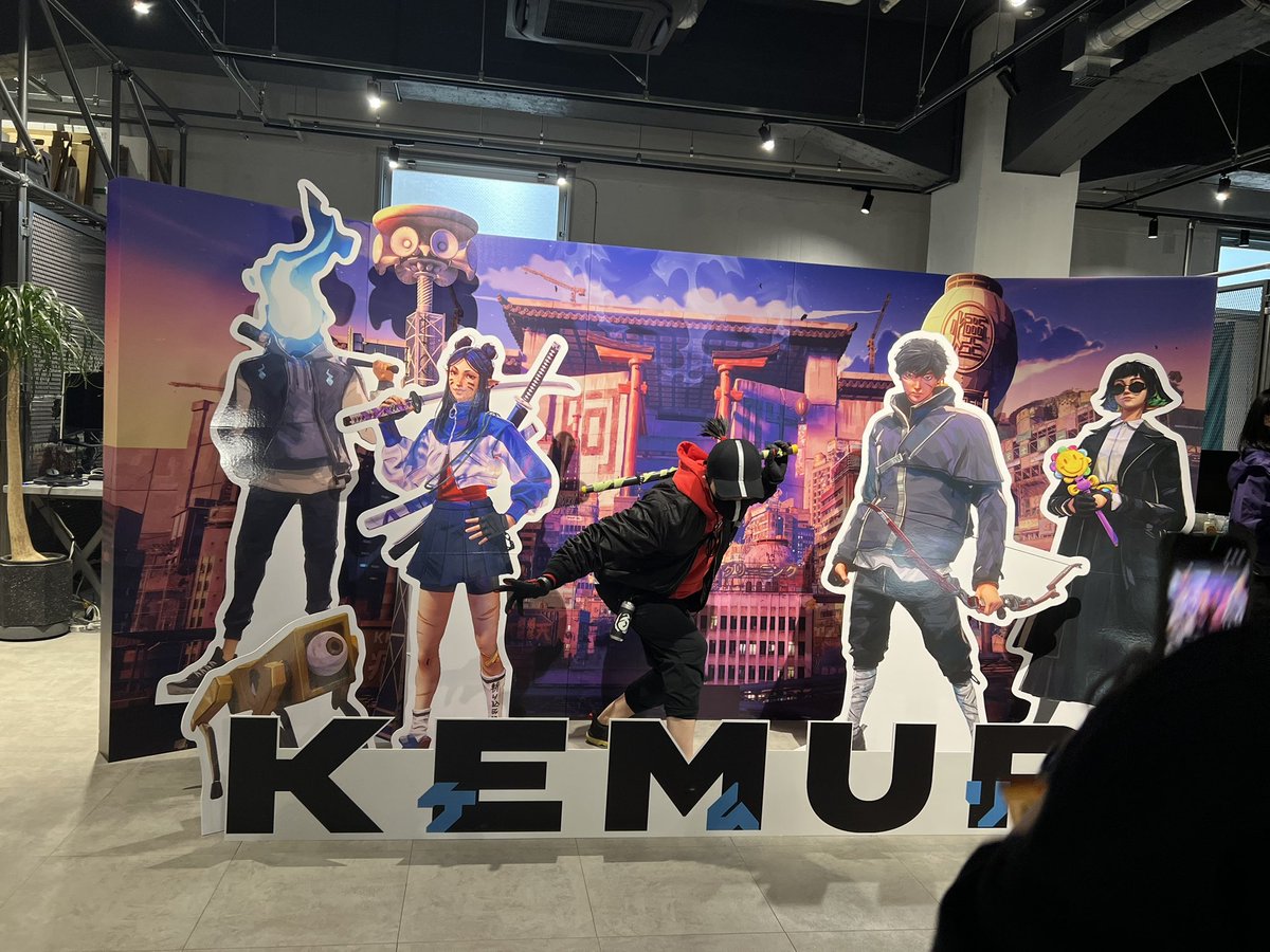 BADASS_BASSS's tweet photo. 本日、光栄にもUNSEENさんにご招待いただき、HQスタジオで『KEMURI』を試遊させていただきました。

プレイした感想は……
まさにBADASS！！！
人間界で作られたゲームとは思えません。
阿！吽！

しかもこれがまだ一部だというのが恐ろしい……。

ケムっていこー！！

#KEMURI非公開域見学
#KEMURI https://t.co/O0k56EP9tN