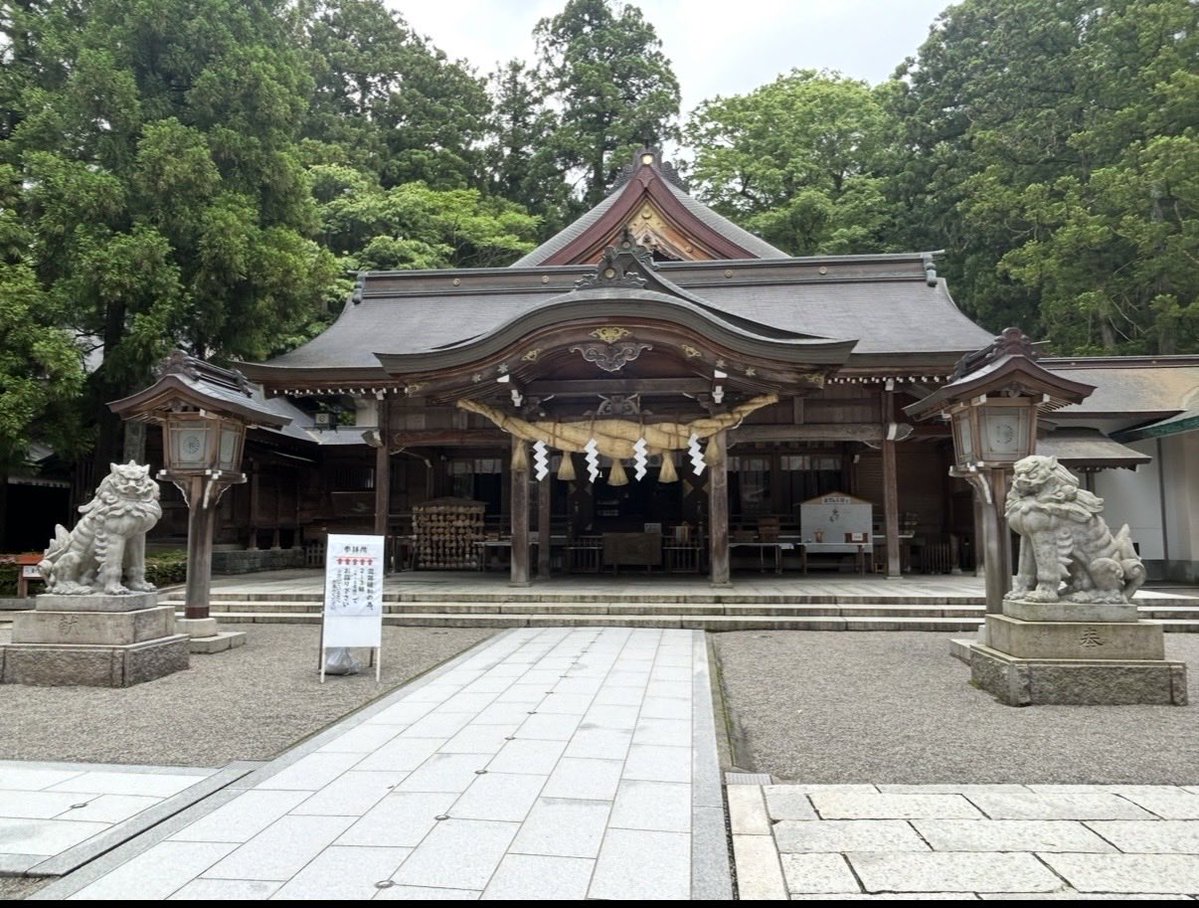 hpy46's tweet photo. 加藤史帆さん、ようこそ石川県へ。

小松駅、こまつ社、白山神社、九谷陶芸村、安宅海岸。

白山比咩神社は白山信仰を基にした全国にある白山神社の総本社。とても厳か。
昔は越前派閥、加賀派閥、美濃派閥と権力争いもあったとか無かったらとか()
#今日もこりない私たち #加藤史帆 https://t.co/O5qD9tI7hY
