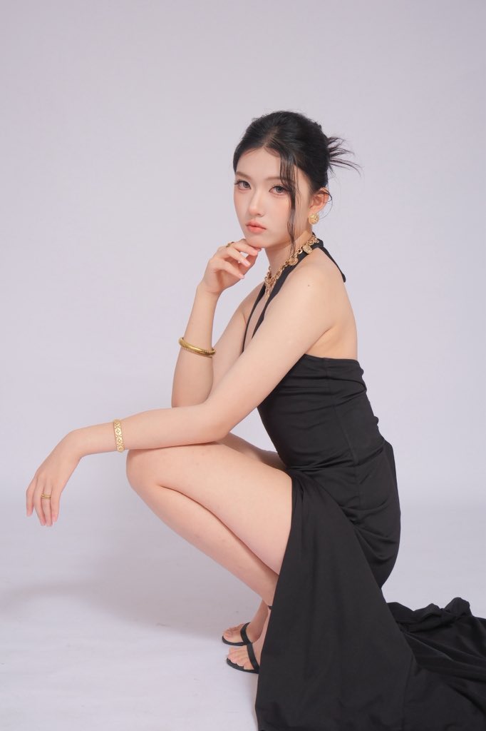 Lixiaolanlan's tweet photo. 被自己美到了🤣👠 https://t.co/Tmrf8lKASI