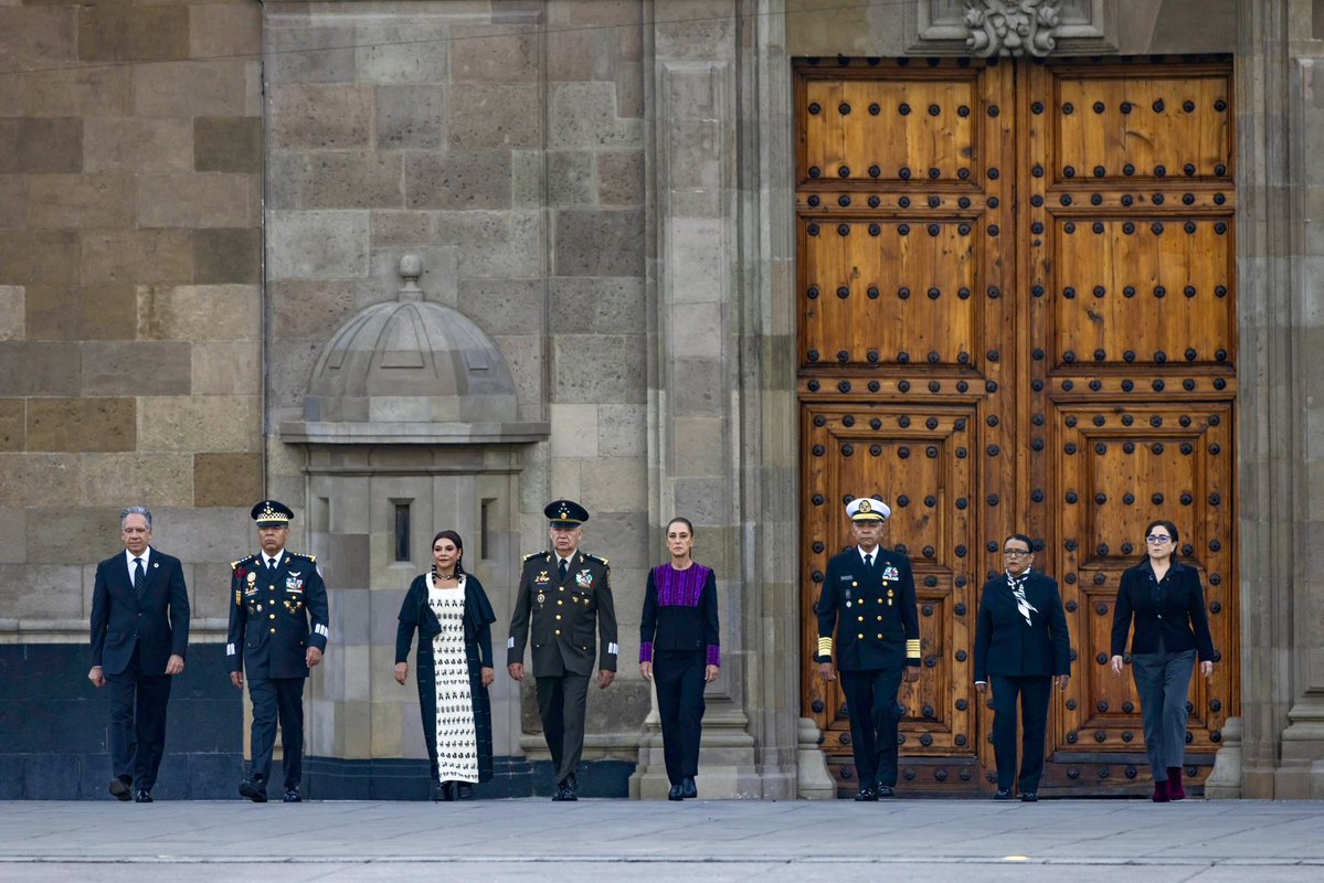 rosaicela_'s tweet photo. Esta mañana, la Presidenta @Claudiashein encabezó la ceremonia de izamiento de Bandera a media asta para honrar la memoria de las víctimas de los sismos de 1985 y 2017. 🇲🇽 @Defensamx1 @AlmiranteSrio @ClaraBrugadaM @GN_MEXICO_ @laualzua @CruzRoja_MX https://t.co/v9JNaTUfNn