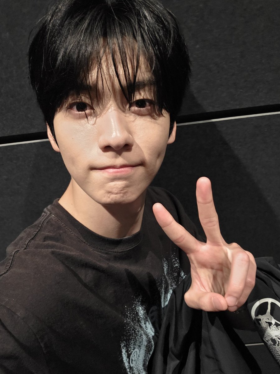 translatingTXT's tweet photo. [260919] weverse dm 🐰💬

🐰 i feel like i couldn’t show you my face well in the live
🐰 so here are some selfies at the least hahahaha i took them in a hurry 
🐰 i’m going to my lesson
🐰 bye https://t.co/ayGzgiPqpG