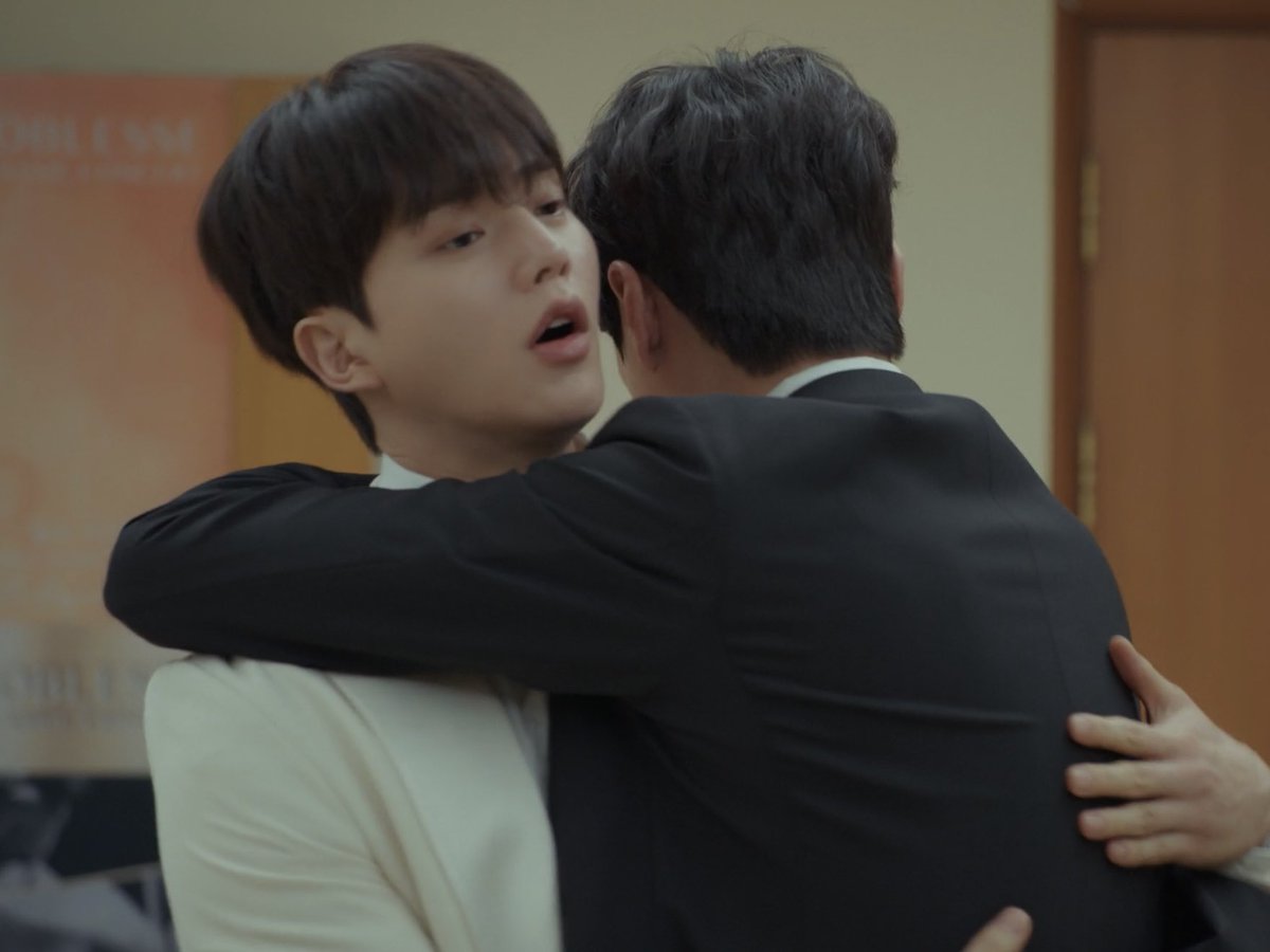 fotjiro's tweet photo. jeongyo used to be the one reaching for pio first and now he’s rejecting his hug 😞 https://t.co/UbAMdg70ir