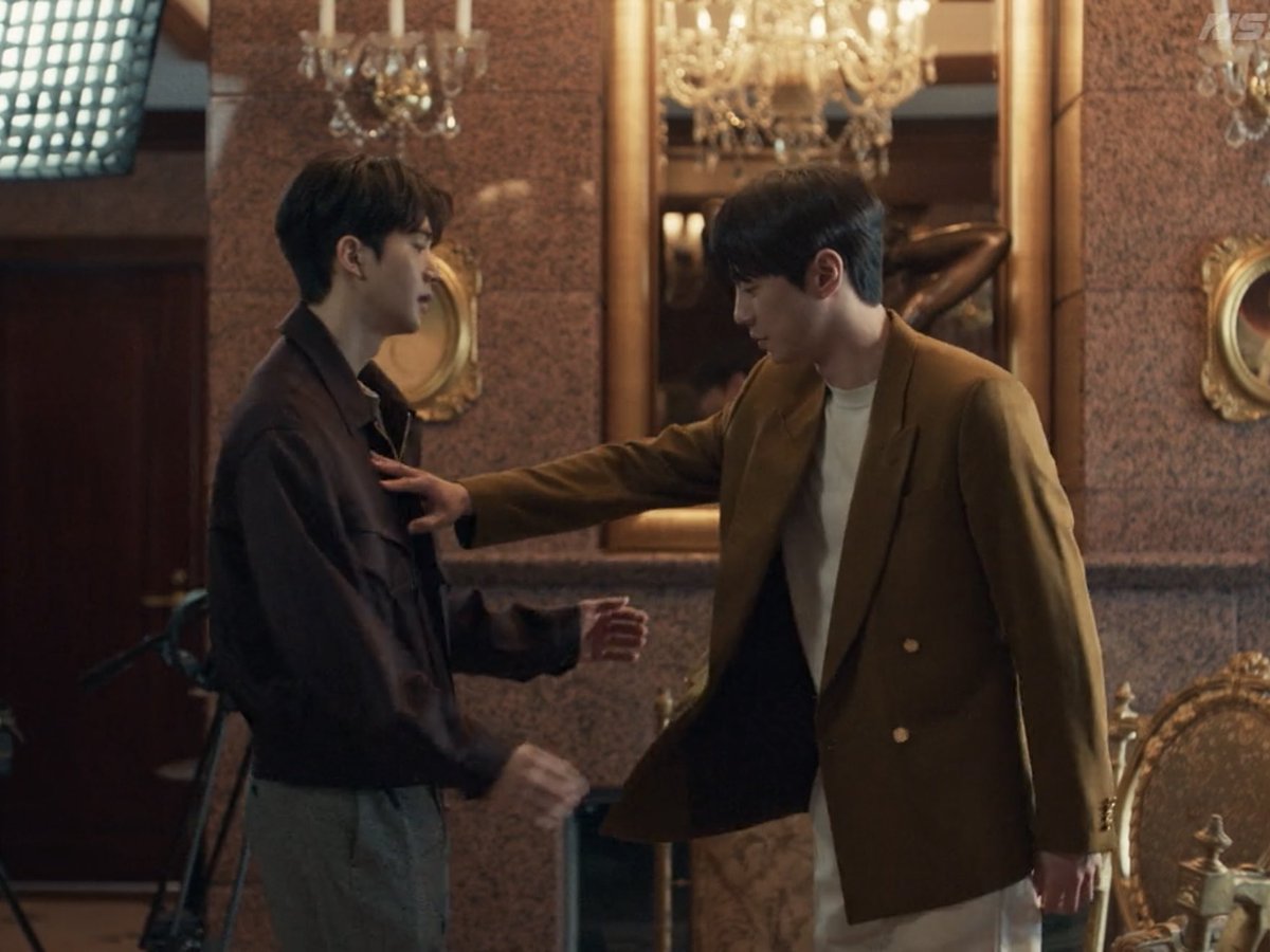 fotjiro's tweet photo. jeongyo used to be the one reaching for pio first and now he’s rejecting his hug 😞 https://t.co/UbAMdg70ir