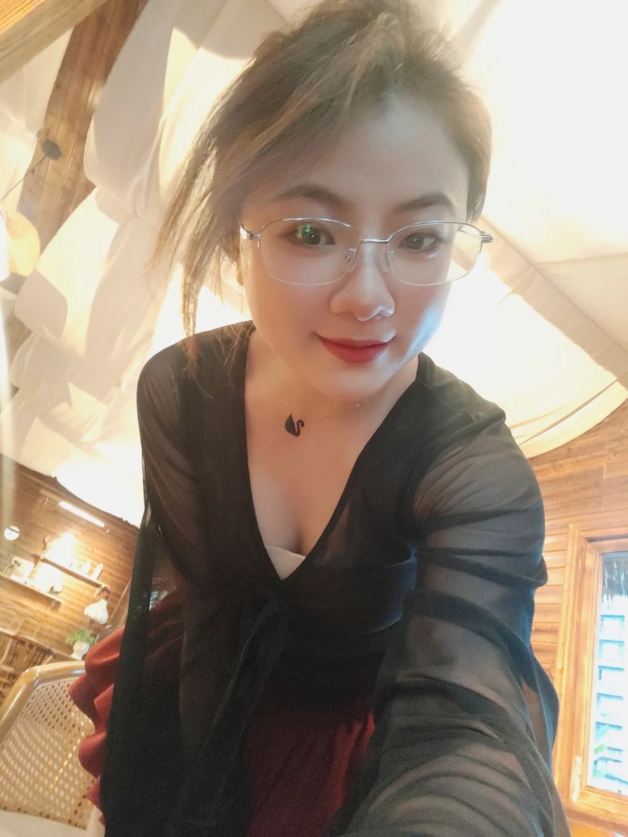 h0825bell's tweet photo. 白天在讲台上是不苟言笑的严师，晚上卸下防备、只剩丝袜和酒… 这种反差感，真的没人想私下探索一下吗？ https://t.co/eEi1QwThuS