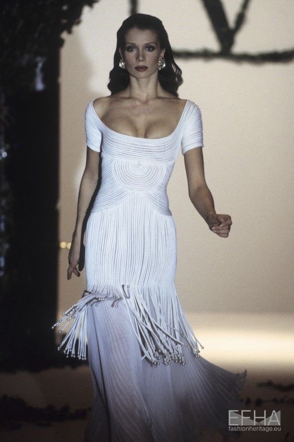 dollbodydoesoul's tweet photo. anne hathaway and ashley judd wearing valentino ss93 https://t.co/PIKvgcn2WR