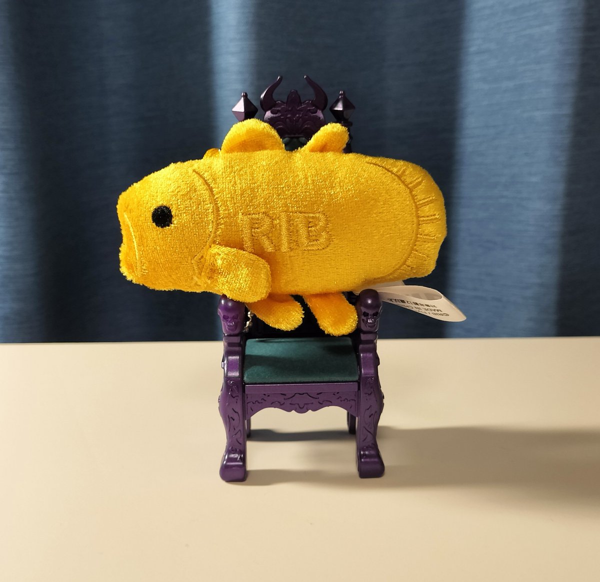 Sumicrow's tweet photo. 王座ガチャがあって、りぶさんに合いそう！と思って引いたら魔王の王座当たっちゃった……。まあ良いか。今日からあなたは魔王です。 https://t.co/K1TM1hlim1