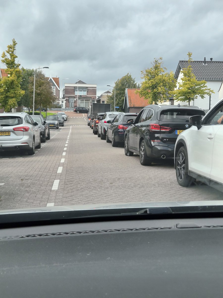 HansieeeeFR's tweet photo. Klasse weer @RWSverkeersinfo @Rijkswaterstaat om de Heinenoordtunnel een weekendje dicht te gooien. Heel het dorp Nieuw-Beijerland staat compleet vast... #fileleed #ellende #gezeik #kleretunnel https://t.co/Zyb4hVtxW2