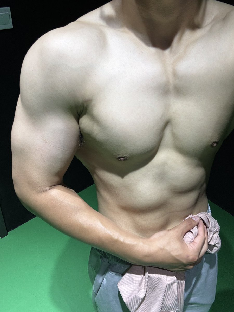 YUDRUGXO's tweet photo. 手臂色差纯力工来的 #高壮男 #健身 #腹肌 #s #puppy #反差 #小狗 #sm https://t.co/dP6I1h1tq7