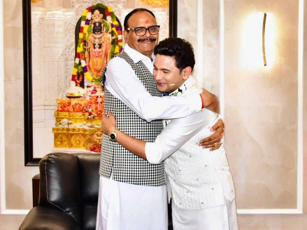 brajeshpathakup's tweet photo. आज लखनऊ आगमन पर प्रख्यात गीतकार, लेखक एवं राष्ट्रीय फिल्म पुरस्कार विजेता श्री मनो�� मुंतशिर शुक्ला जी  से सपत्नीक शिष्टाचार भेंटकर कुशलक्षेम जाना। 

@manojmuntashir https://t.co/hm0Z0yxh9A