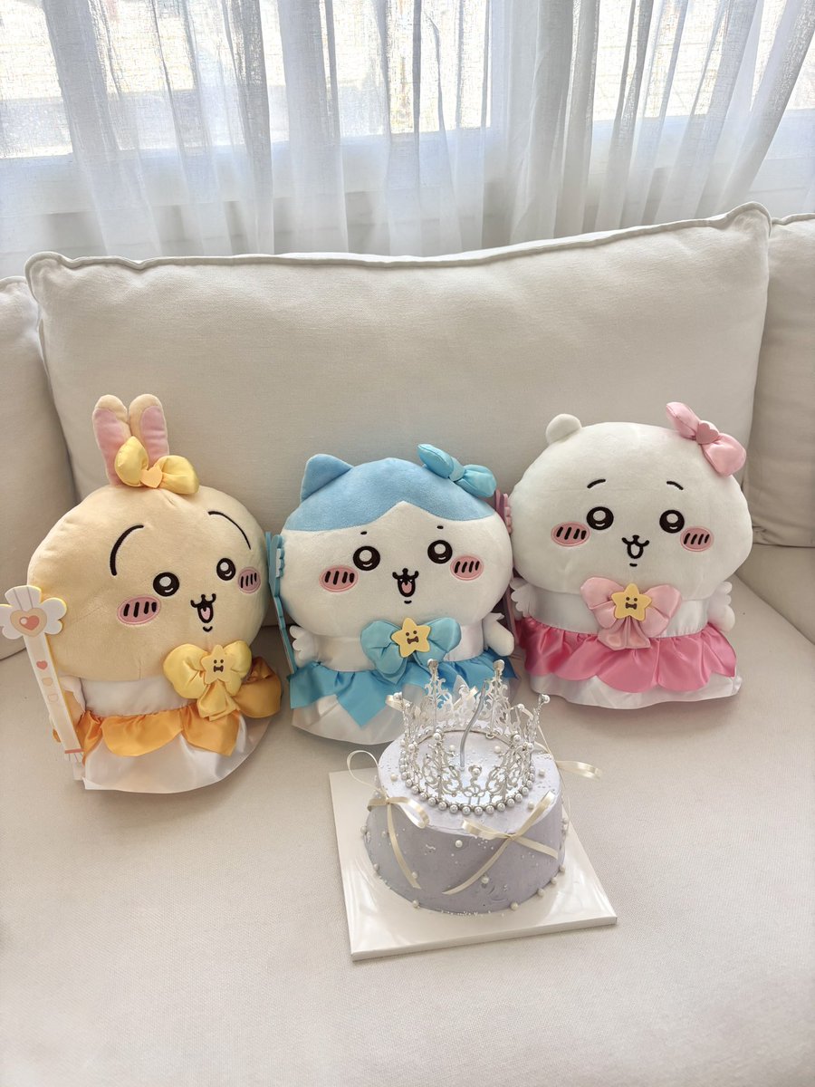 hamningg's tweet photo. 저 친구들한테 서프라이즈로 브라이덜샤워 받았어요… 정말 평생 기억에 남을 것 같아요😭

그리고 이 이벤트 엽서는 총 몇 종류나 있는지 아시는 분 있을까요? 인도네시아에서만 구할 수 있는건가요?😭 너무 귀여워…. https://t.co/MzFkglt6yz