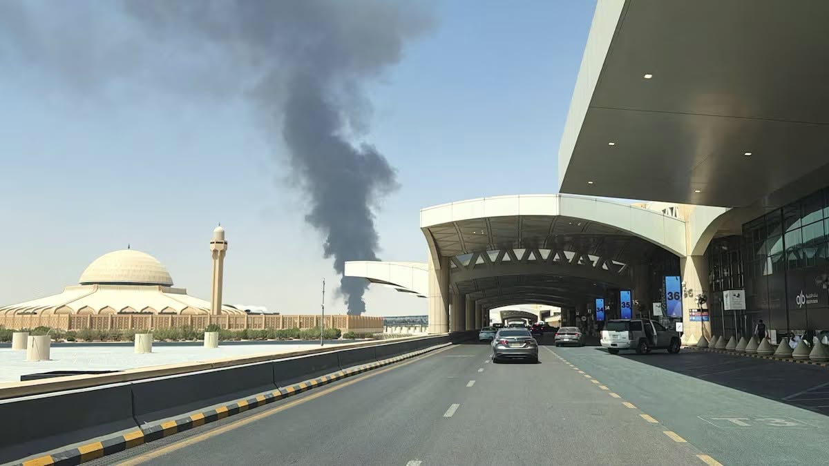 abdullahassahem's tweet photo. قبل أشهر قال عبدالله النفيسي جملة توقفت عندها طويلا... قال إن المحطة التالية بعد إيران قد تكون السعودية.

 انظر ...

في شهر مارس الماضي (11/3/2026) شاهدت لقاء للنفيسي على قناة الجزيرة، تحدث فيه مطولا عن الحرب بين أمريكا وإيران...لكن وسط كل ذلك قال جملة بقيت في ذهني:
هذه الحرب في جوهرها حرب على الطاقة... والمحطة التالية بعد فنزويلا وإيران قد تكون السعودية.

يومها كانت الحرب تبدو إيرانية–أمريكية بالدرجة الأولى...لكن انظر ماذا يحدث اليوم.

الحوثي نقل المعركة من البحر الأحمر وباب المندب إلى الداخل السعودي...
ووصلت الإنذارات إلى الرياض نفسها، واليوم ظهرت النيران والدخان قرب مطار الملك خالد الدولي بعد دوي انفجارات وتحذيرات من هجوم جوي.

وهنا تذكرت كلام النفيسي....لأن الصراع لم يعد فقط على البرنامج النووي الإيراني...بل على هرمز...وباب المندب...والنفط...والموانئ...وخطوط الإمداد...ومن يملك القدرة على إبقاء الطاقة متدفقة إلى العالم.

ثم اذهب معي إلى واشنطن...

قبل امس خرج ترامب وقال إن أمامه قرارا سيتخذه... لكنه يريد أولا الاجتماع بقادة دول الخليج.

وهنا يجب أن نتوقف قليلا...لأن هذا يعني أن القرار الأمريكي القادم، أيا كان شكله، لن يكون منفصلا عن الخليج.

أنا أقرأ المشهد بهذه الطريقة:
ترامب يريد حسم المرحلة الإيرانية بأقوى ورقة ممكنة قبل أن يخفف انخراطه العسكري والسياسي...لكن المشكلة أن أي ضربة كبيرة ضد إيران لن تنتهي عند إيران.

طهران لديها أوراق...الحوثي...الفصائل العراقية...الصواريخ والمسيرات...
والممرات البحرية.

بمعنى أوضح...قد تضرب أمريكا إيران...لكن إيران ستبحث عن مكان آخر تجعل فيه تكلفة الضربة مرتفعة.

وأقرب ساحة لذلك؟ الخليج... وعلى رأسه السعودية.

وهنا تصبح المعادلة السعودية شديدة التعقيد....السعودية تملك القدرة العسكرية...والقوات الحكومية اليمنية قادرة أيضا على فتح معركة واسعة ضد الحوثي...
لكن السؤال كم سيكون الثمن؟ مطارات...منشآت طاقة...موانئ...سفن...
مدن...وبنية تحتية بنتها المملكة بمئات المليارات.

ولهذا فالتردد الذي نراه ليس ضعفا...بل لأن قرار الحرب يعني أن تجلس الدولة وتحسب: ماذا سأربح؟ماذا سأخسر؟كم سأدفع؟وهل أستطيع تحمل الفاتورة حتى النهاية؟

لكن في المقابل...لا أعتقد أن السعودية ستبقى مكتوفة اليدين إذا استمر نقل الحرب إلى أراضيها.

ولا أعتقد أن التحالف الذي يتشكل بينها وبين تركيا وباكستان سيبقى مجرد صورة بروتوكولية إذا تحولت الأزمة إلى تهديد مباشر لأمن المملكة والممرات والطاقة.

ولهذا قلت قبل نحو شهر ونصف:
نحن أمام أخطر 60 يومًا في المنطقة.
لأن الملف الإيراني لم يُحسم...الحوثي يصعد...الفصائل العراقية ما زالت متمسكة بسلاحها...باب المندب مشتعل...هرمز مضطرب...والسعودية بدأت تدخل أكثر فأكثر إلى قلب المواجهة.

والآن انظر إلى تركيا أيضا...تضييق مالي على إيران...إغلاق بنك ايراني عمره نصف قرن في تركيا...وقف خطوط ماهان إير الايراني...تصريحات متصاعدة ضد الهجمات الحوثية على السعودية...كل هذه الخطوات، حتى وإن لم تعلن أنقرة أنها مرتبطة مباشرة بالحرب اليمنية، تقول شيئا مهما:
تركيا تضغط ضد ايران...والسعودية تتحرك...وباكستان تقترب...الصين تضغط على طهران بسبب الحوثي لانها متضرر من قطع امداد الطاقة السعودي...
وأمريكا تلوح بقرار جديد.

بمعنى آخر...إيران قد لا تواجه ضربة واحدة من امريكا والسلام عليكم...بل قد تواجه إغلاقا تدريجيا للدائرة من حولها.

وهنا تكمن الخطورة الحقيقية....لأن الحوثي ليس دولة لديها مطارات ضخمة ومدن اقتصادية وموانئ بمئات المليارات يخشى عليها...والفصائل المسلحة العراقية لا تتحمل الكلفة نفسها التي تتحملها الدولة العراقية ايضاً...

ولهذا تكون حسابات الردع معهم أصعب.الدولة تفكر ألف مرة قبل الحرب...
أما الجماعة المسلحة فقد تطلق الصاروخ ثم تنتظر النتيجة.

ولهذا أخشى أن تكون المنطقة اليوم أمام مرحلة لا تشبه ما قبلها....مرحلة قد تغير شكل الخليج واليمن والعراق وإيران لسنوات طويلة.

وأنا قلتها سابقًا وسأكررها...الحرب القادمة، إن اتسعت بهذا الشكل، لن يخرج منها العالم الاسلامي كما دخل إليها.

قد تكون حرب تمحيص قاسية جدا...تسقط مشاريع...وتصعد مشاريع...

وتعيد للأمة وعيها بحقيقة دينها واسلامها...وأنا أؤمن أن الأمة تستطيع أن تخرج من هذه المرحلة أكثر قوة ووعيا وتمسكا بدينها وتوحيدها...لكن الطريق قد يكون صعبا ً.

لننتظر ونرى... لأن ما يحدث الآن ربما بداية فصل أخطر من المعركة على الاسلام والمسلمين...