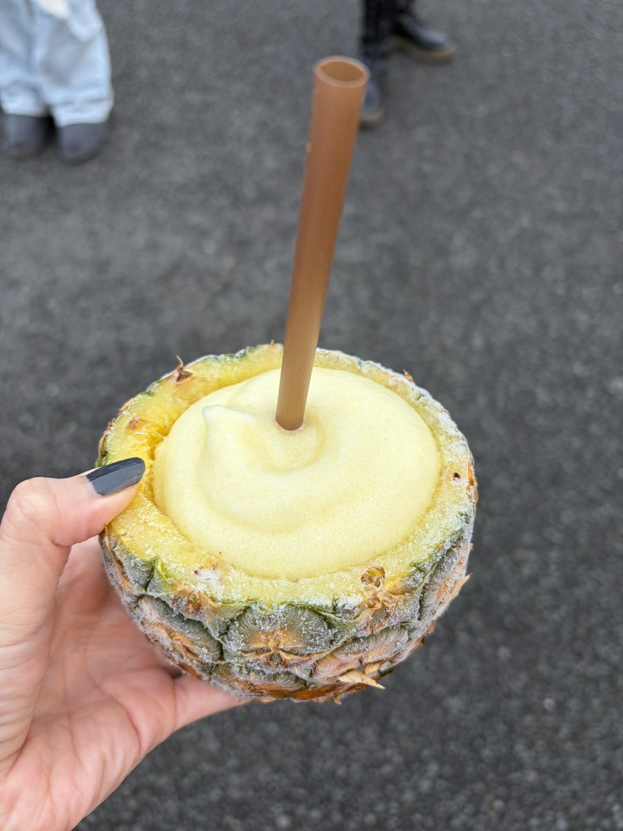 haru_quiz's tweet photo. 1ポンドステーキ→肉！！って感じで美味しかった🍖シェアしやすいのも◎
椎茸焼き→私はバター醤油食べた！めちゃ美味しかった！
ハム焼き→ロッキン名物らしい！程よく脂身が混ざってて美味しい！
パイナップルスムージー→美味しくて映える！ただ冷たくて素手では持っていられないので注意！ https://t.co/1sxC29rLW1