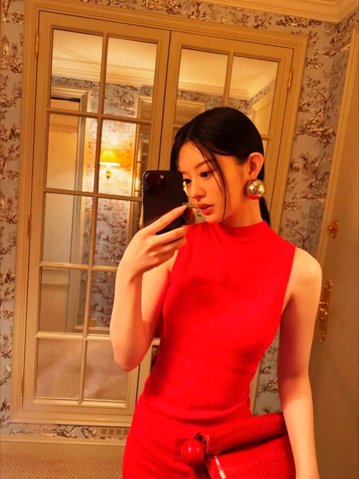 mienjuya's tweet photo. 𝙨𝙖𝙠𝙪𝙧𝙖𝙘𝙝𝙞 ⸺ define red in woman. It's bravery! https://t.co/5weoPpDuYt