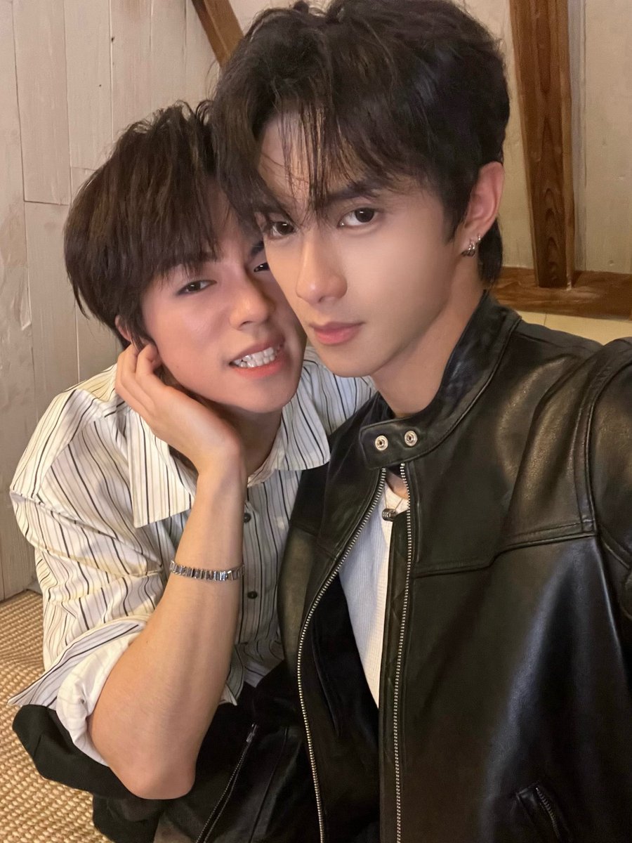 cherryninie's tweet photo. Weibo update:
Leo: hotpot 💛
Kingston: tanghulu 💛

#彭梓燁Leo #億軒Kingston #LeoKing #ZiXuan https://t.co/Ol9Y5IgJf3
