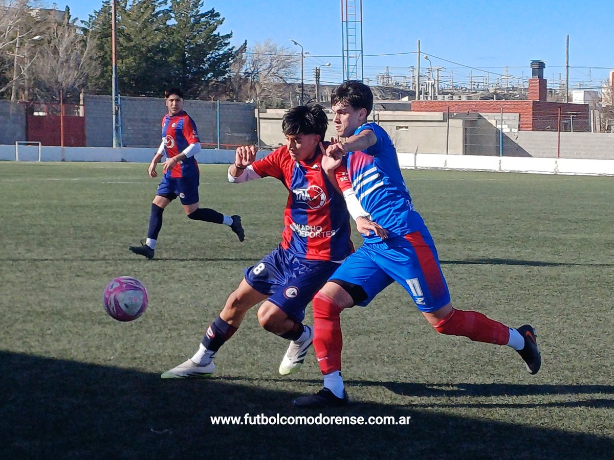 futbolcomodoro's tweet photo. #futbolcomodorense 
La lluvia pone en duda los partidos del Domingo.
 https://t.co/kz6kZQ7HzD https://t.co/EuvAqoJfIS