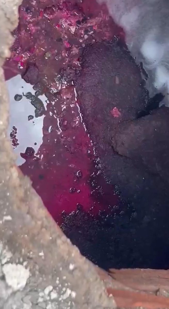 CanalAntigua's tweet photo. 🚨💧 MARN detecta coloración en drenajes aledaños a ZOOMSA

El Ministerio de Ambiente informó que una inspección identificó en drenajes aledaños a ZOOMSA, S.A. una coloración coincidente con la reportada en el río Las Vacas.

Durante la diligencia se tomó una muestra del drenaje que conecta con el alcantarillado municipal para determinar el contenido de la descarga. Tras la inspección, el Juzgado de Asuntos Municipales ordenó suspender las operaciones de la empresa.

El caso continúa bajo investigación junto con EMPAGUA y el Ministerio Público.

#RíoLasVacas #MARN #Guatemala