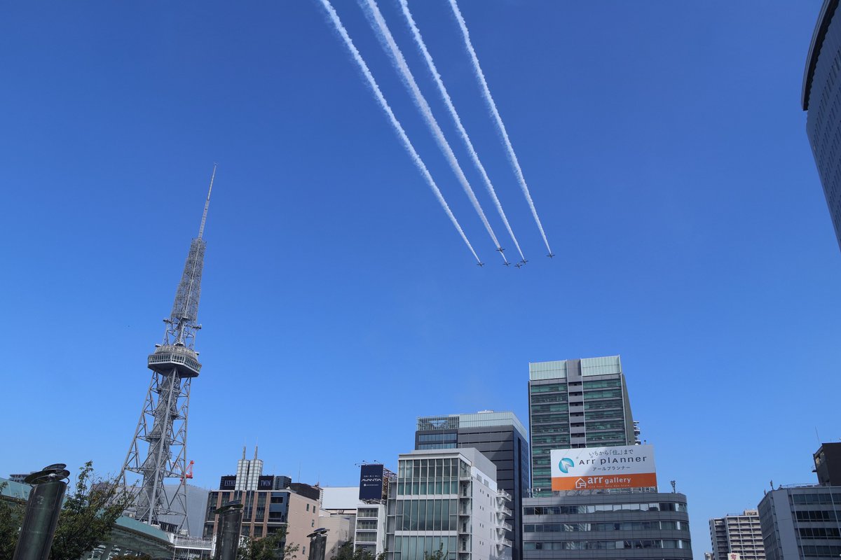 somat_ta's tweet photo. アジア大会の開幕を祝う為に名古屋の上空を飛んだブルーインパルス
家にカメラのバッテリーを忘れて撮りに帰るアクシデントがあり撮影場所を探す時間を確保できず残念な結果に...
航空祭でも感じるハートデカすぎ問題は健在でした~
#BlueImpulse
#ブルーインパルス
#航空自衛隊
#JASDF
#名古屋 https://t.co/cBn7nsKtuh