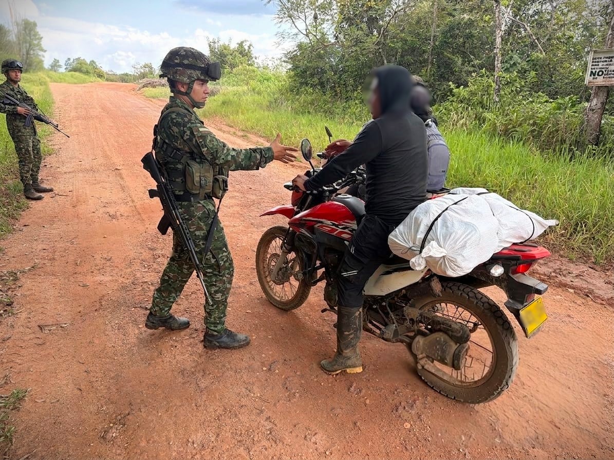 ftc_omega's tweet photo. Soldados del Batallón de Despliegue Rápido N.º 1 del @COL_EJERCITO, dialogaron con habitantes y trabajadores del área rural de La Macarena, en el @GobMeta, sobre las alternativas de sometimiento voluntario a la justicia para integrantes de grupos armados organizados residuales que decidan abandonar la ilegalidad.

Esta jornada también permitió fortalecer el acercamiento con la comunidad y la presencia institucional en el municipio, en favor de la seguridad y la libre movilidad de sus habitantes.

#ViajeSeguro