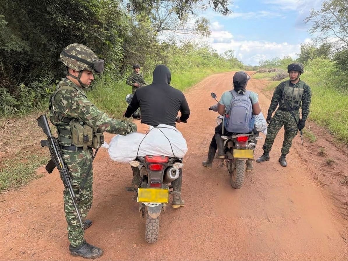 ftc_omega's tweet photo. Soldados del Batallón de Despliegue Rápido N.º 1 del @COL_EJERCITO, dialogaron con habitantes y trabajadores del área rural de La Macarena, en el @GobMeta, sobre las alternativas de sometimiento voluntario a la justicia para integrantes de grupos armados organizados residuales que decidan abandonar la ilegalidad.

Esta jornada también permitió fortalecer el acercamiento con la comunidad y la presencia institucional en el municipio, en favor de la seguridad y la libre movilidad de sus habitantes.

#ViajeSeguro
